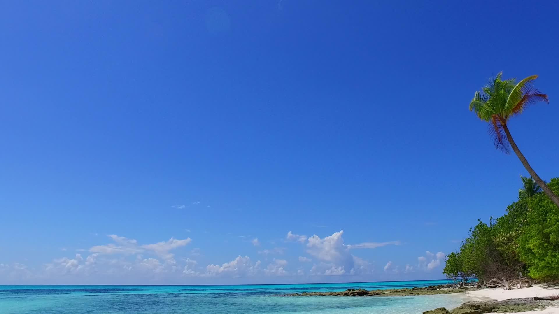 蓝海和明沙的背景是在蓝海和阳光下的浅沙背景下航行的视频的预览图