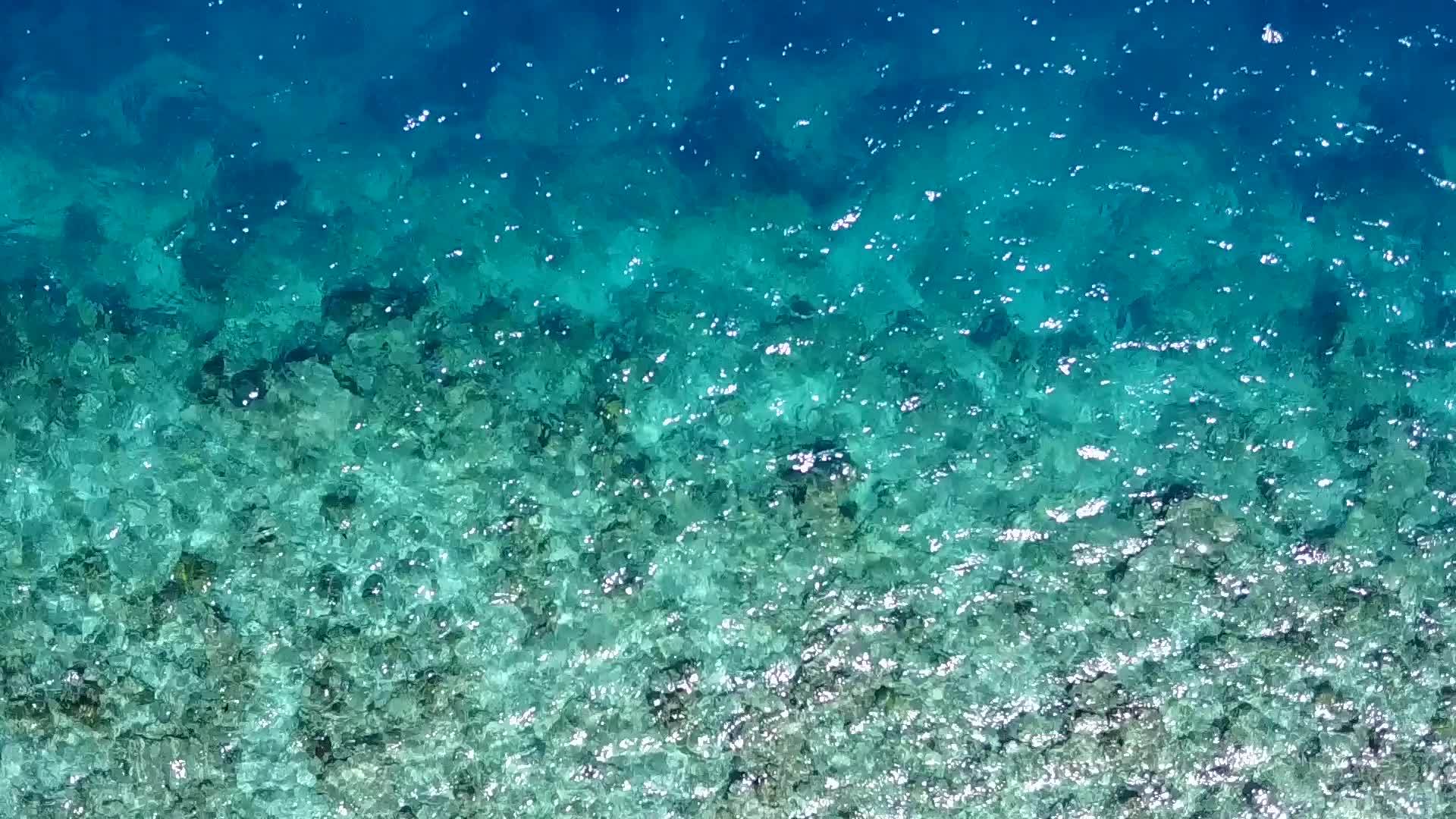 在蓝色的海洋中浪漫地旅行海浪附近有白色的沙沙背景视频的预览图