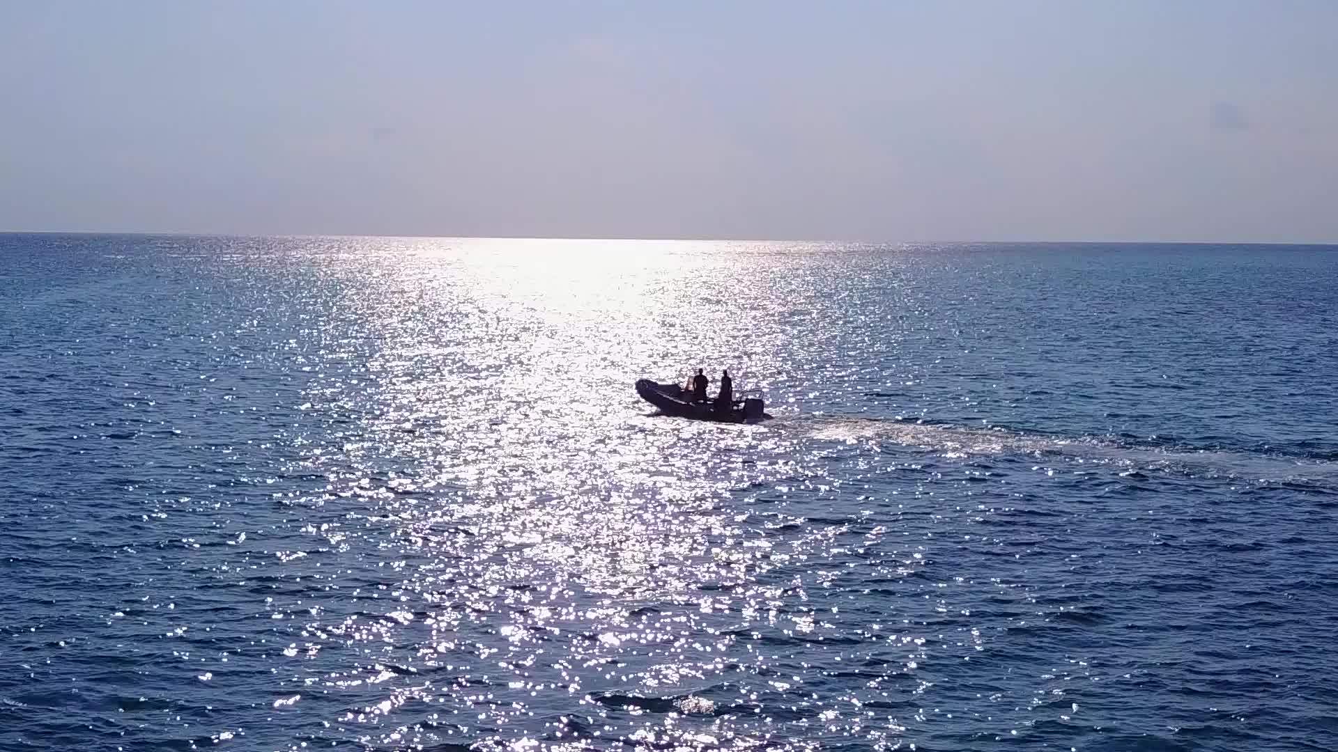 阳光明媚的海上海岸海滩生活方式之旅由海平面蓝海和沙巴组成视频的预览图