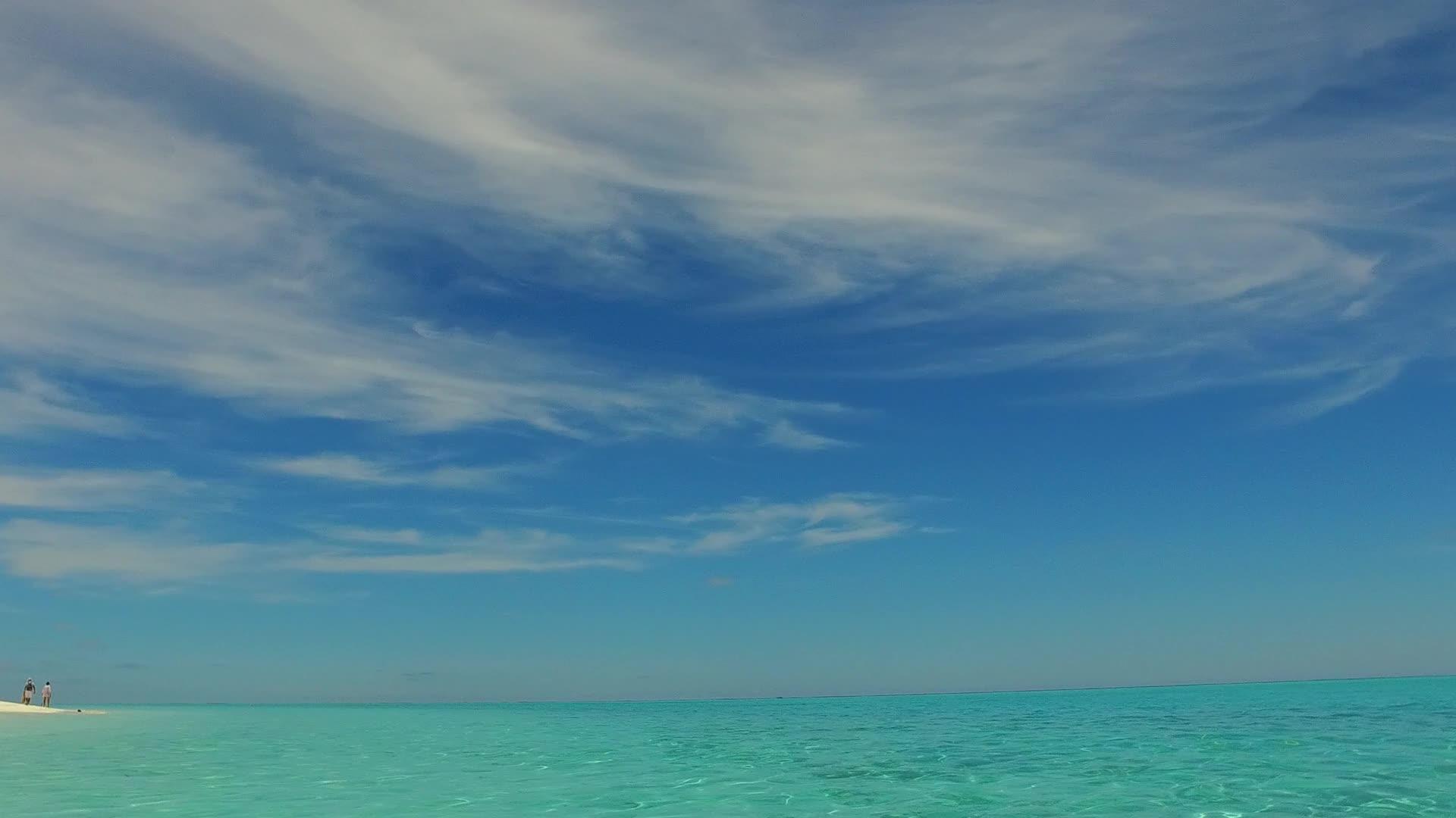 环礁岛海滩旅游在度假胜地附近有清洁的沙土背景视频的预览图