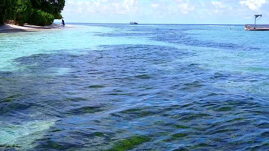 清晨过后蓝色的水和干净的沙地背景的凉爽是空的有着宁静的环礁视频的预览图