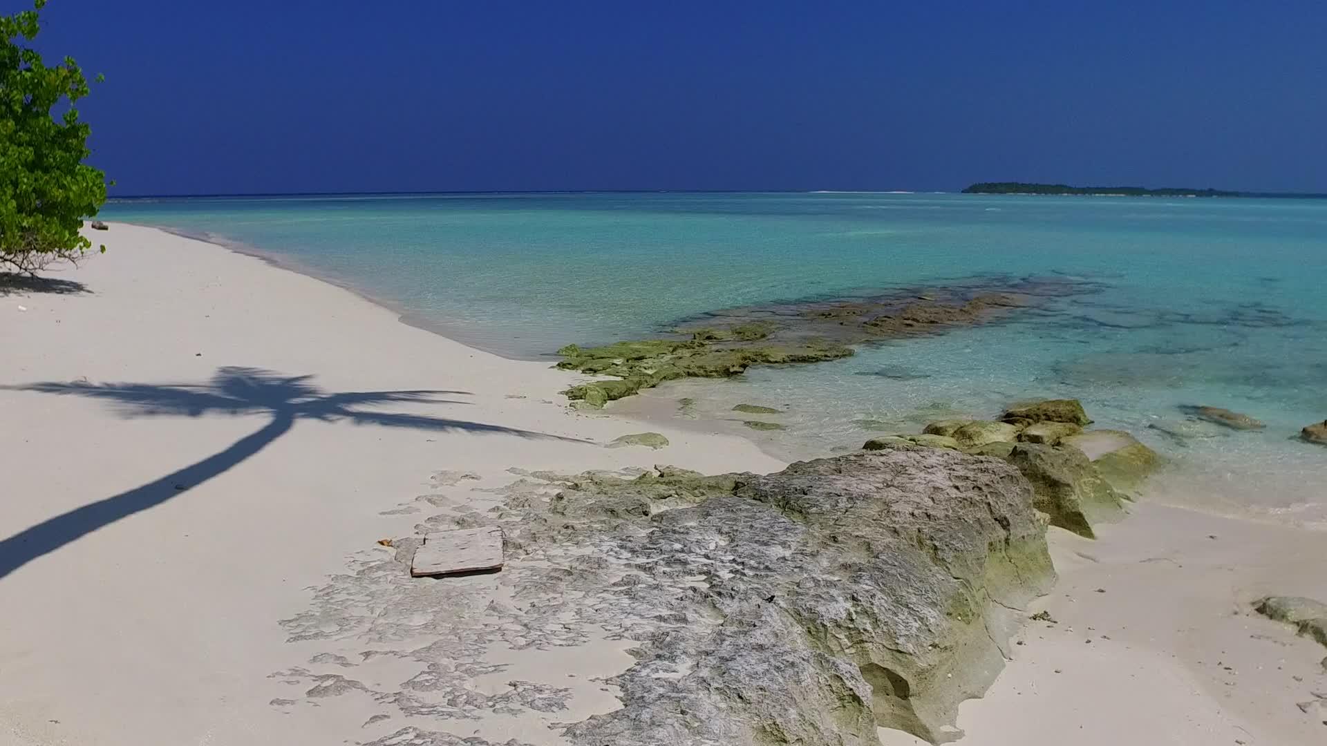 蓝海白沙背景天堂海景海滩之旅浪漫摘要视频的预览图