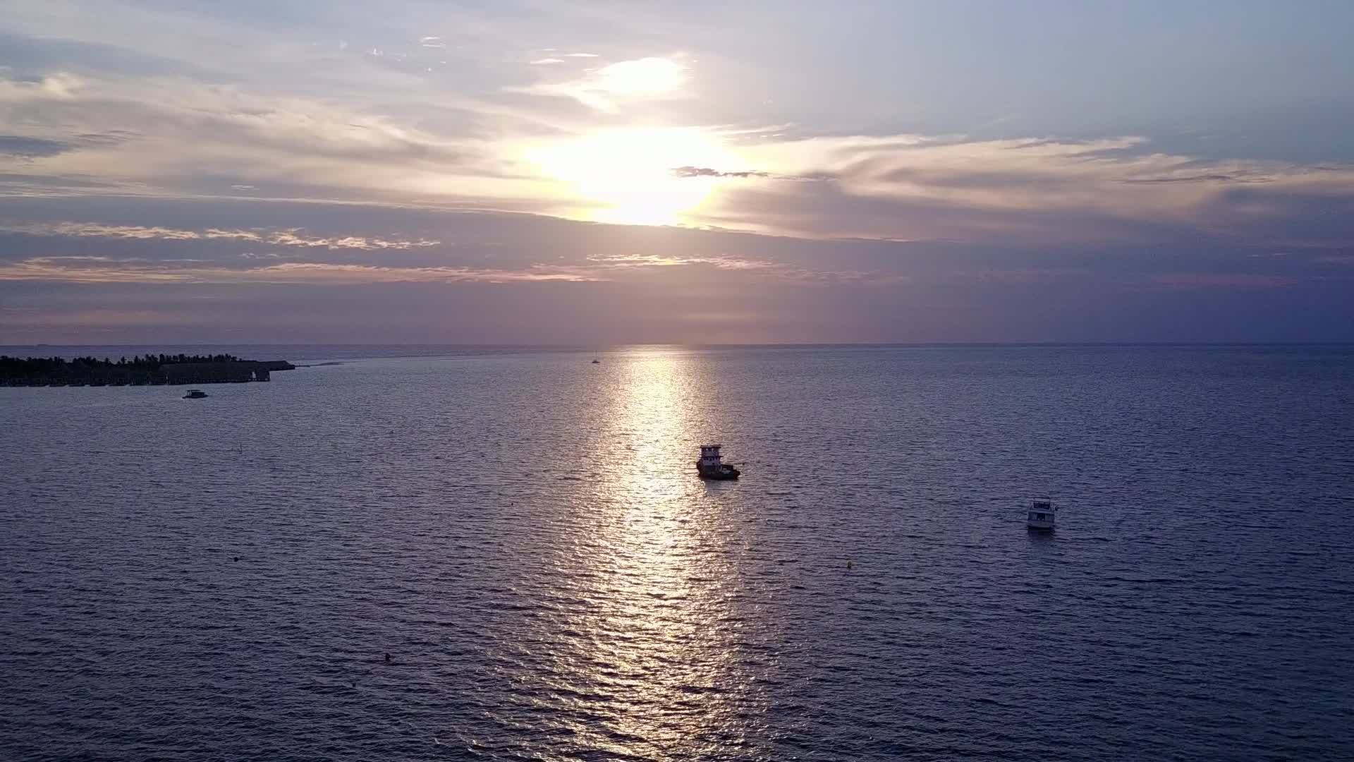 蓝环礁日落前有一个白色的沙滩背景视频的预览图