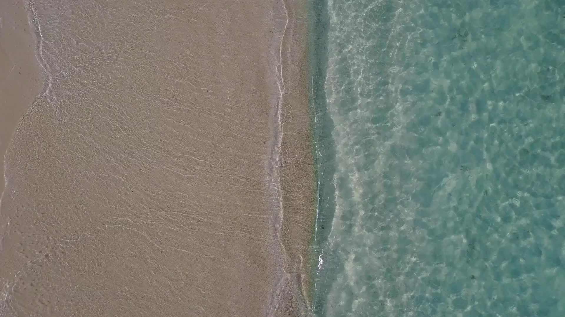 蓝绿色海洋的异国情调度假村海滩之旅空荡荡的海景沙洲附近视频的预览图