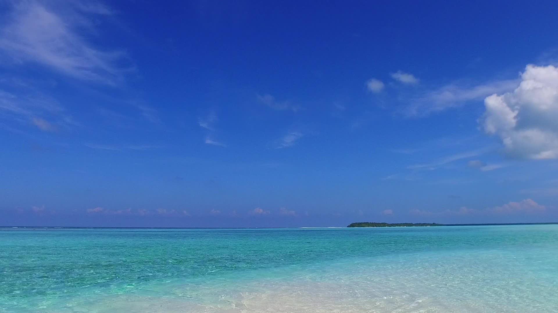 在透明的阳光下热带海湾海滩有一个清洁的海滩背景视频的预览图