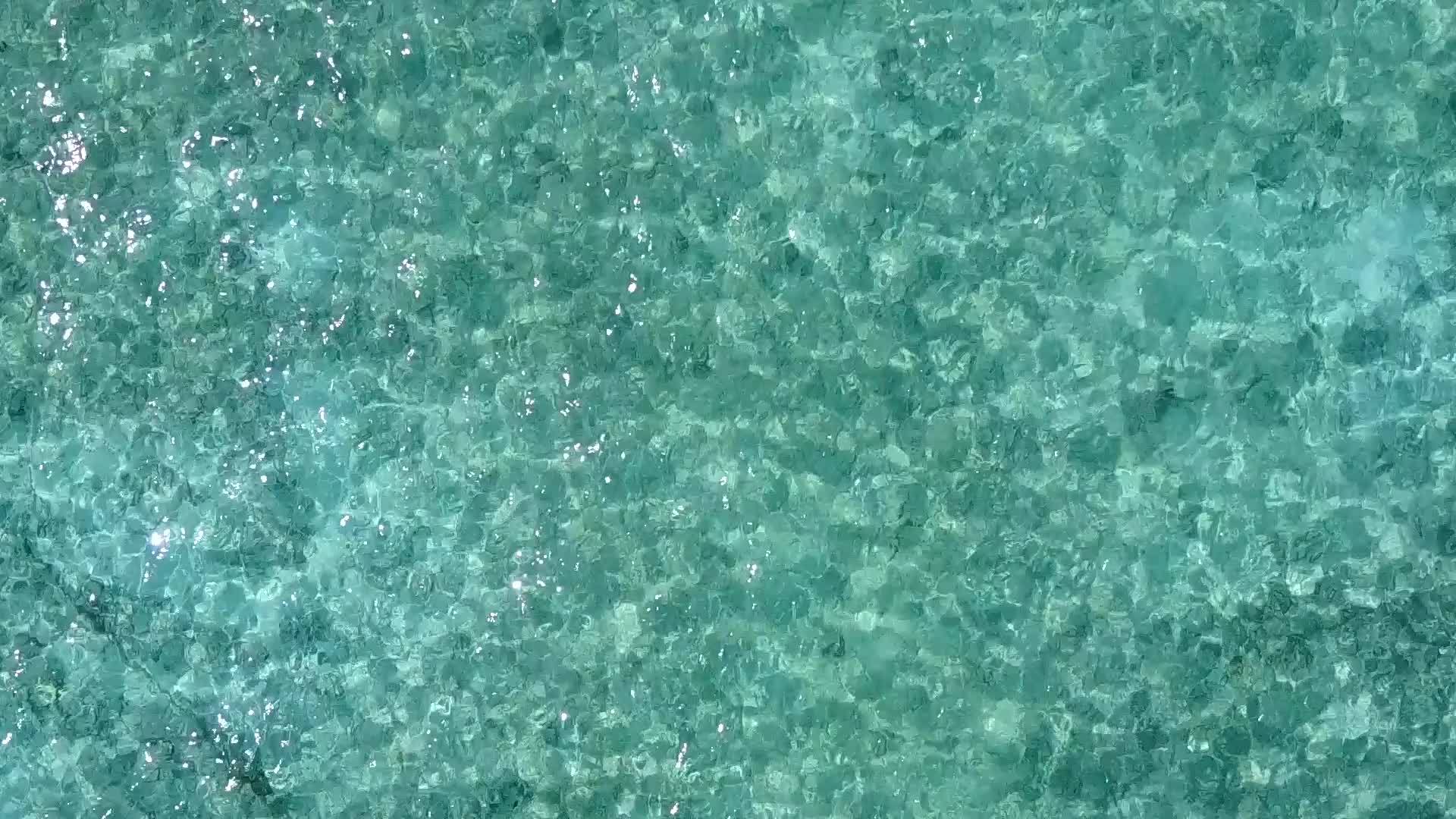 蓝海和接近波浪的白色海滩背景下的天堂环礁湖海滩野生海滩视频的预览图