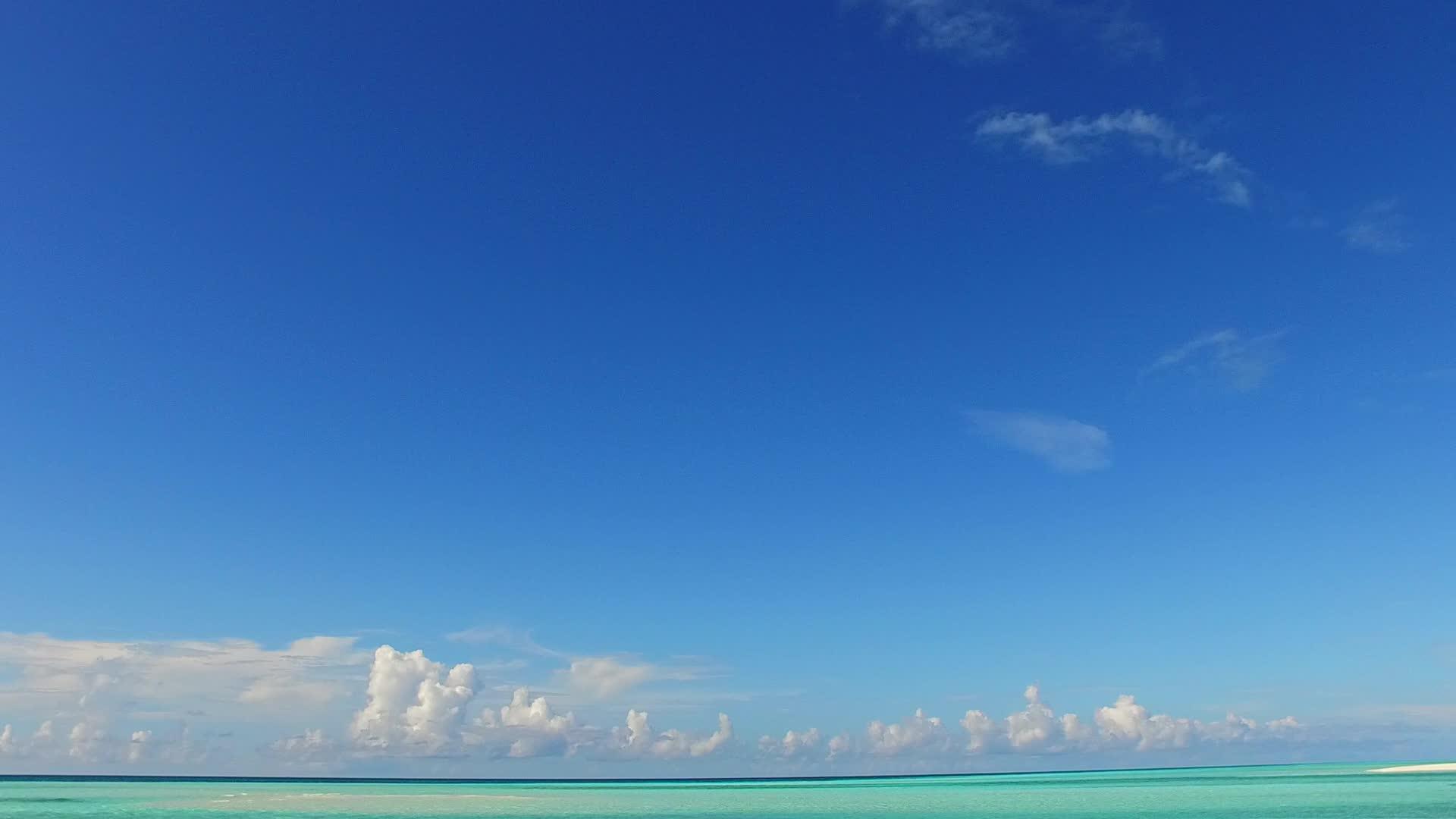 以日落前白色沙底背景的蓝海为例视频的预览图