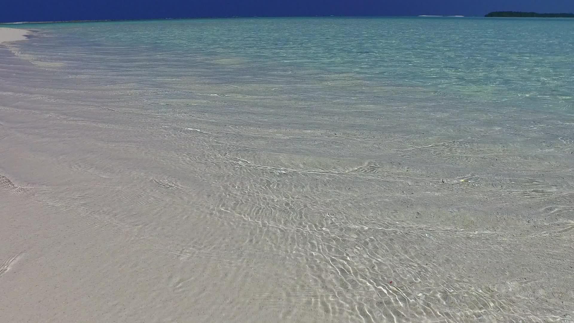 棕榈树附近的白沙背景透明海洋的异国情调海滩度假的温暖视频的预览图