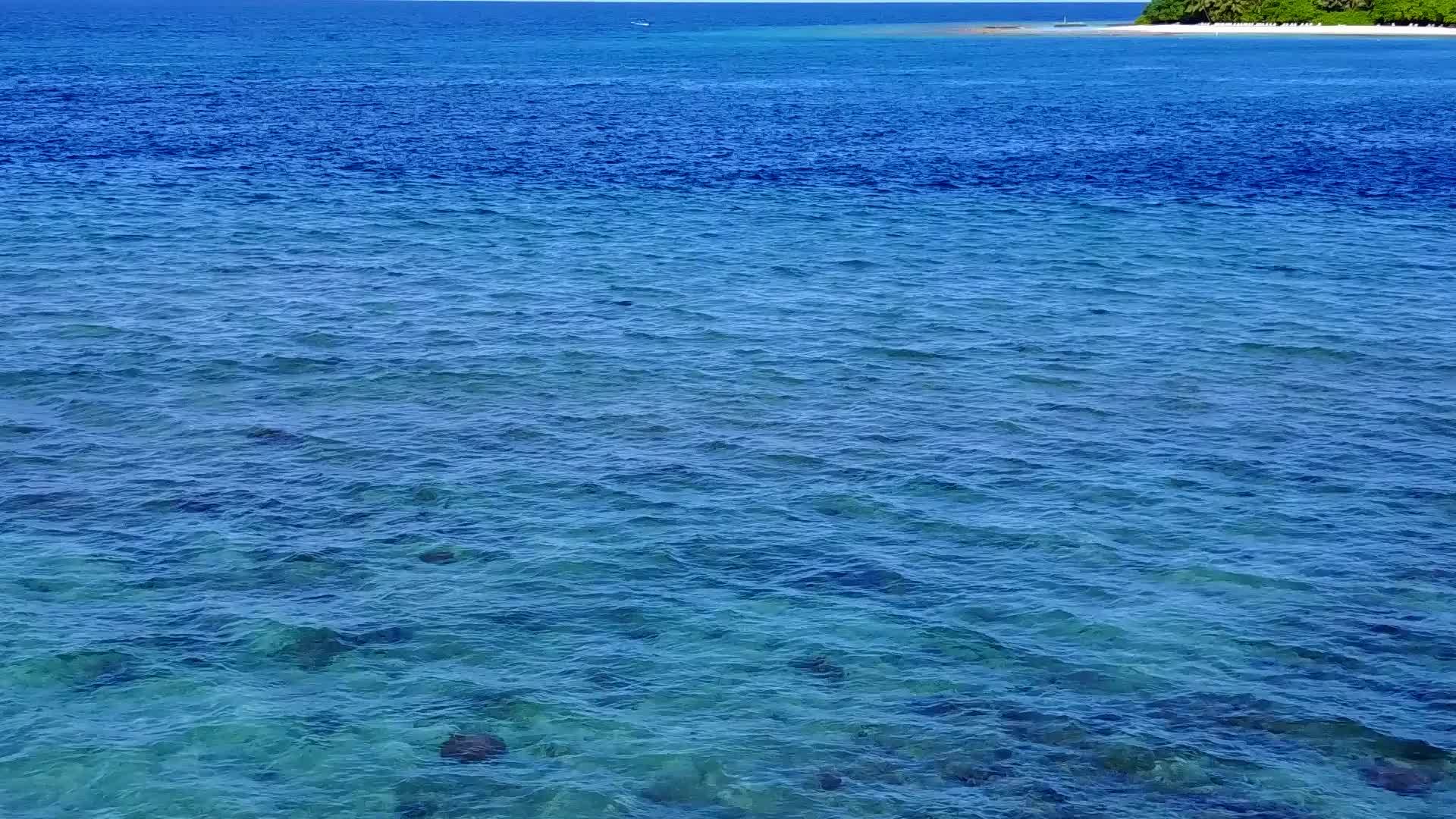 在沙洲附近宁静度假海滩时间被蓝绿色的水复制背景是明亮的沙滩视频的预览图