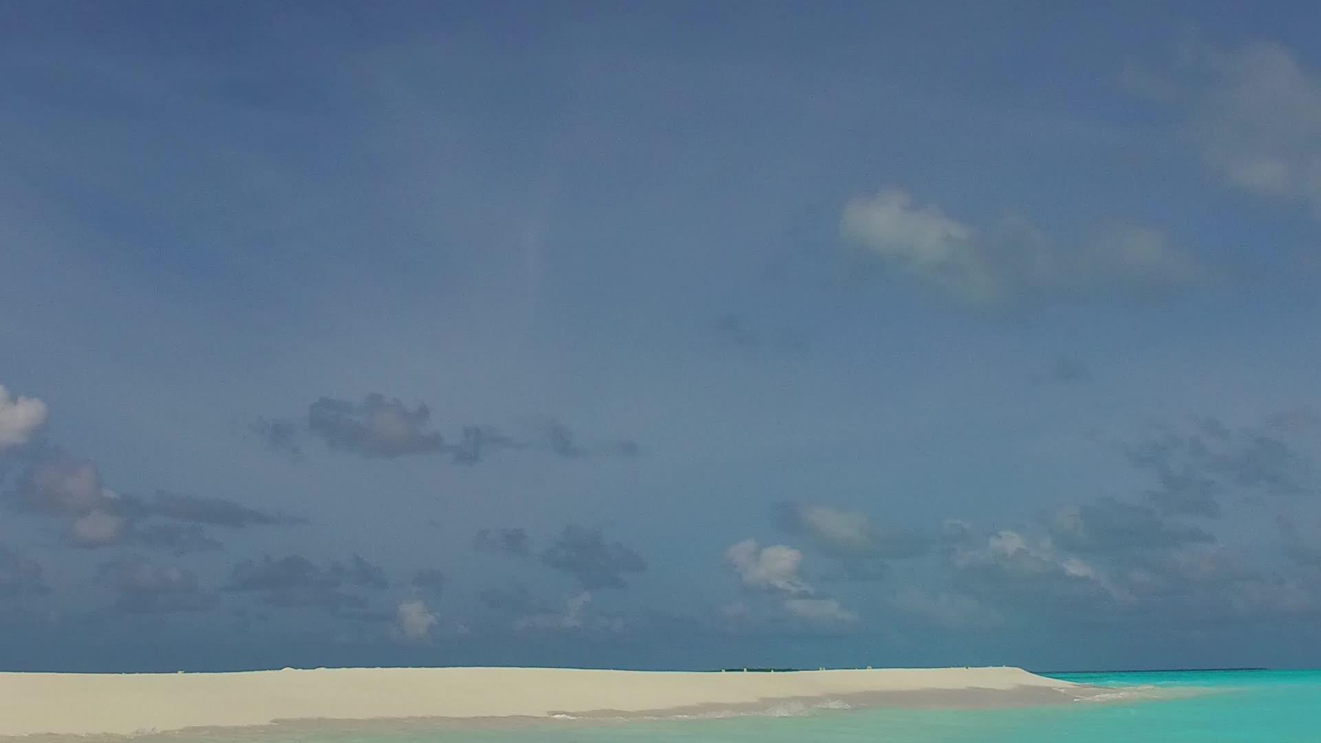 完美的海湾海滩沙滩背景的完美海湾海滩之旅浪漫风景视频的预览图
