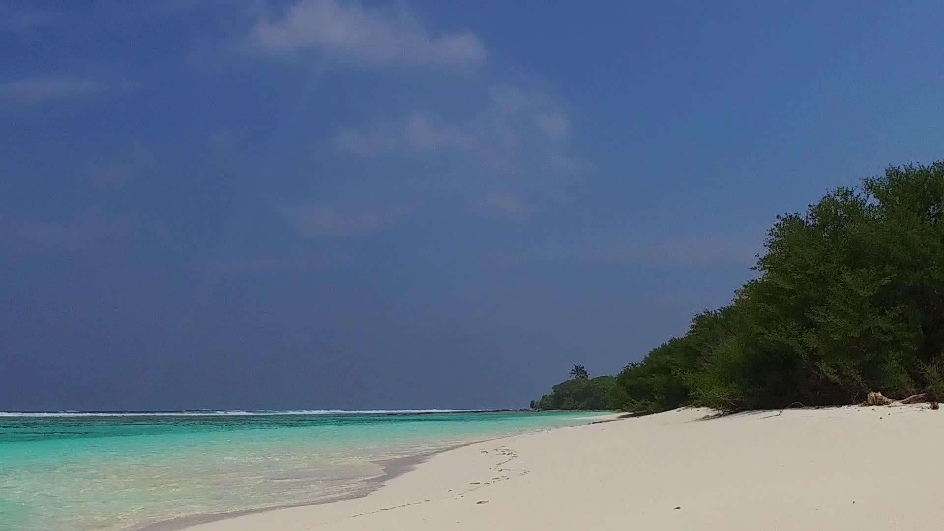 海洋旅行海滩旅行的阳光沿着蓝海和珊瑚礁附近的白沙视频的预览图