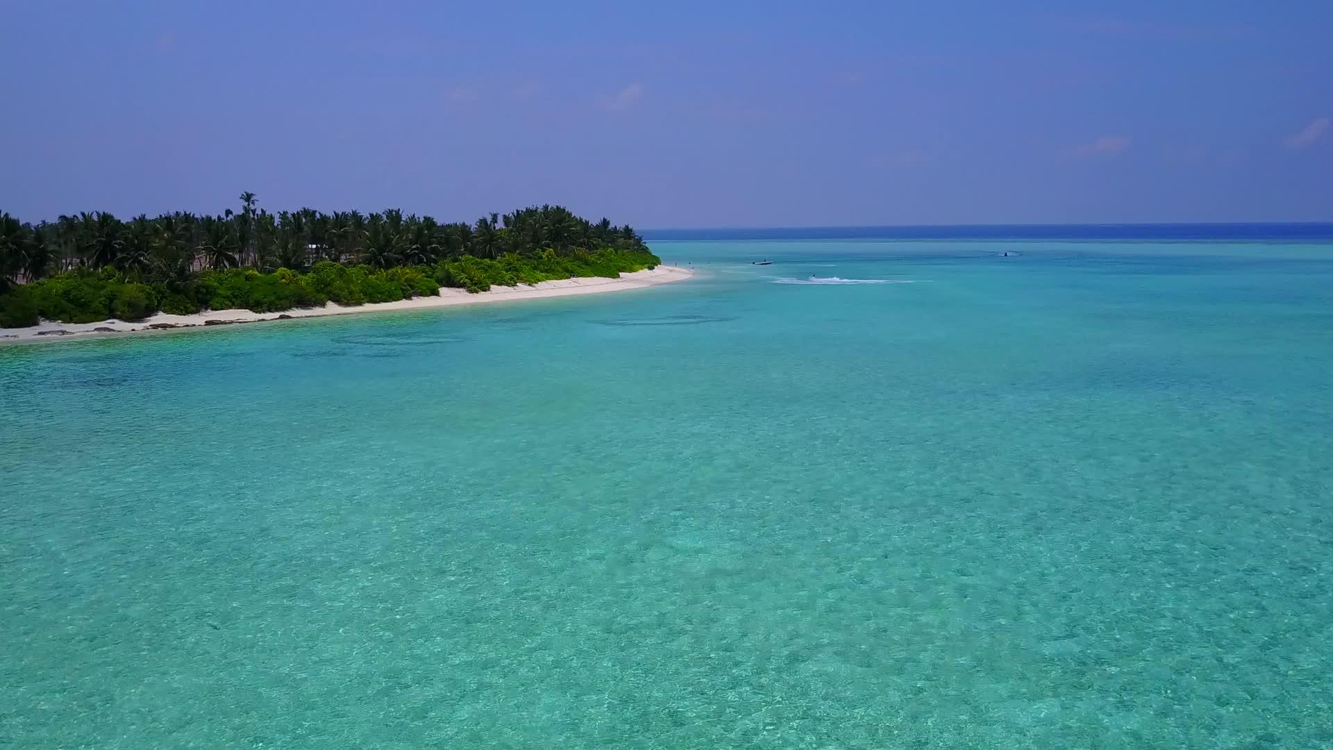 珊瑚附近的浅沙背景明亮的海松绿色海滩海滩度假夏季度假视频的预览图