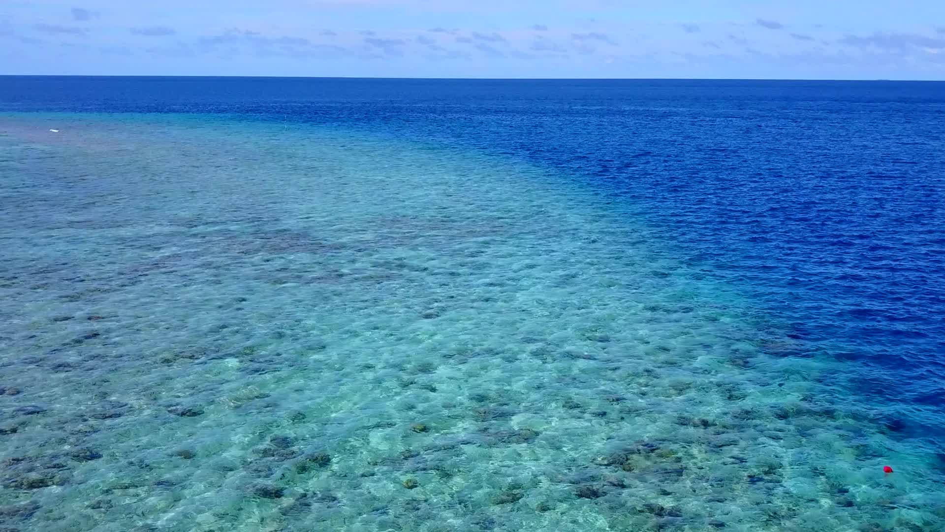 美丽的岛屿海滩节日的温暖景色由绿色海洋和海滩附近的白沙组成视频的预览图