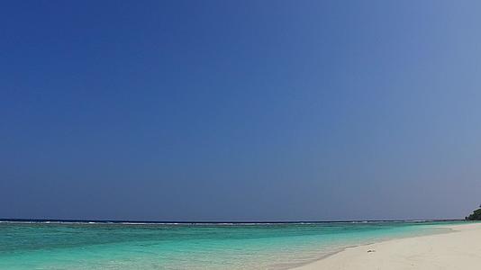 清夏沙滩节以蓝水和白沙为背景在度假胜地附近举行视频的预览图