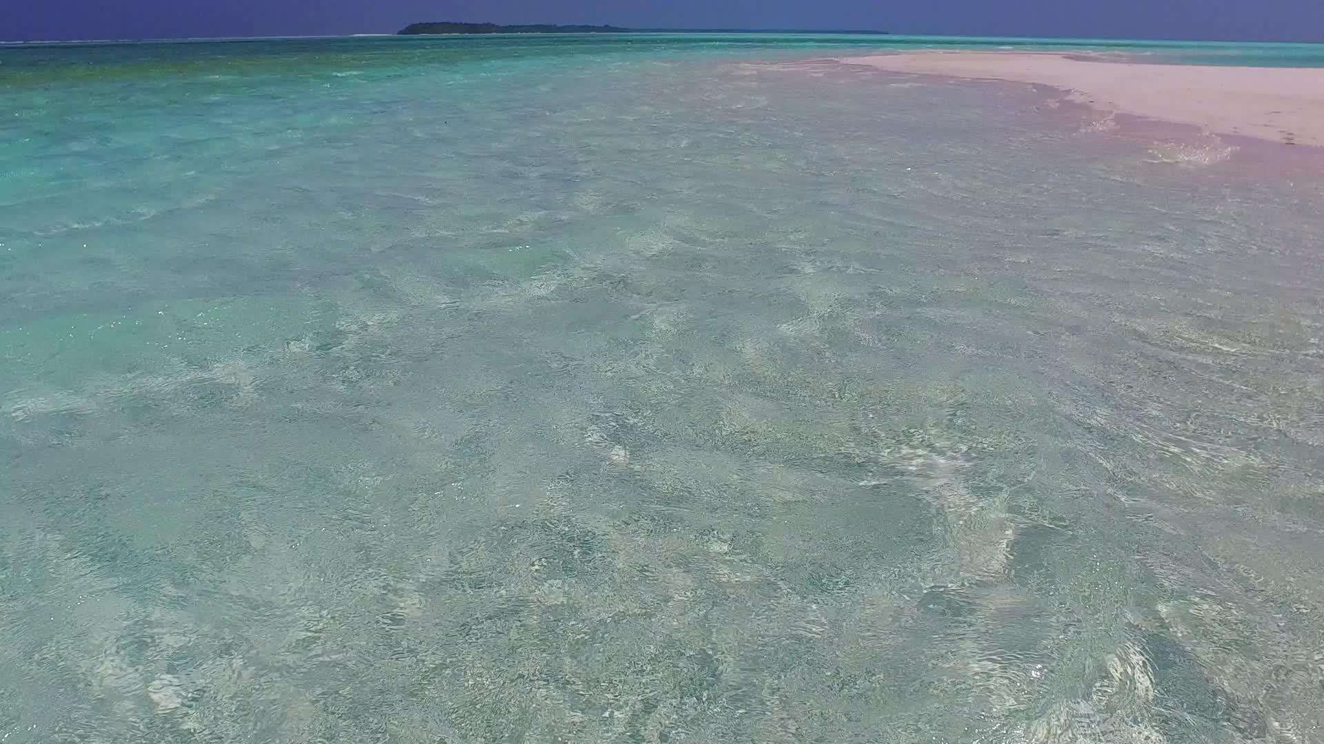 海滩附近有一个白色的沙沙背景清环礁湖在白天游览长河海岸视频的预览图