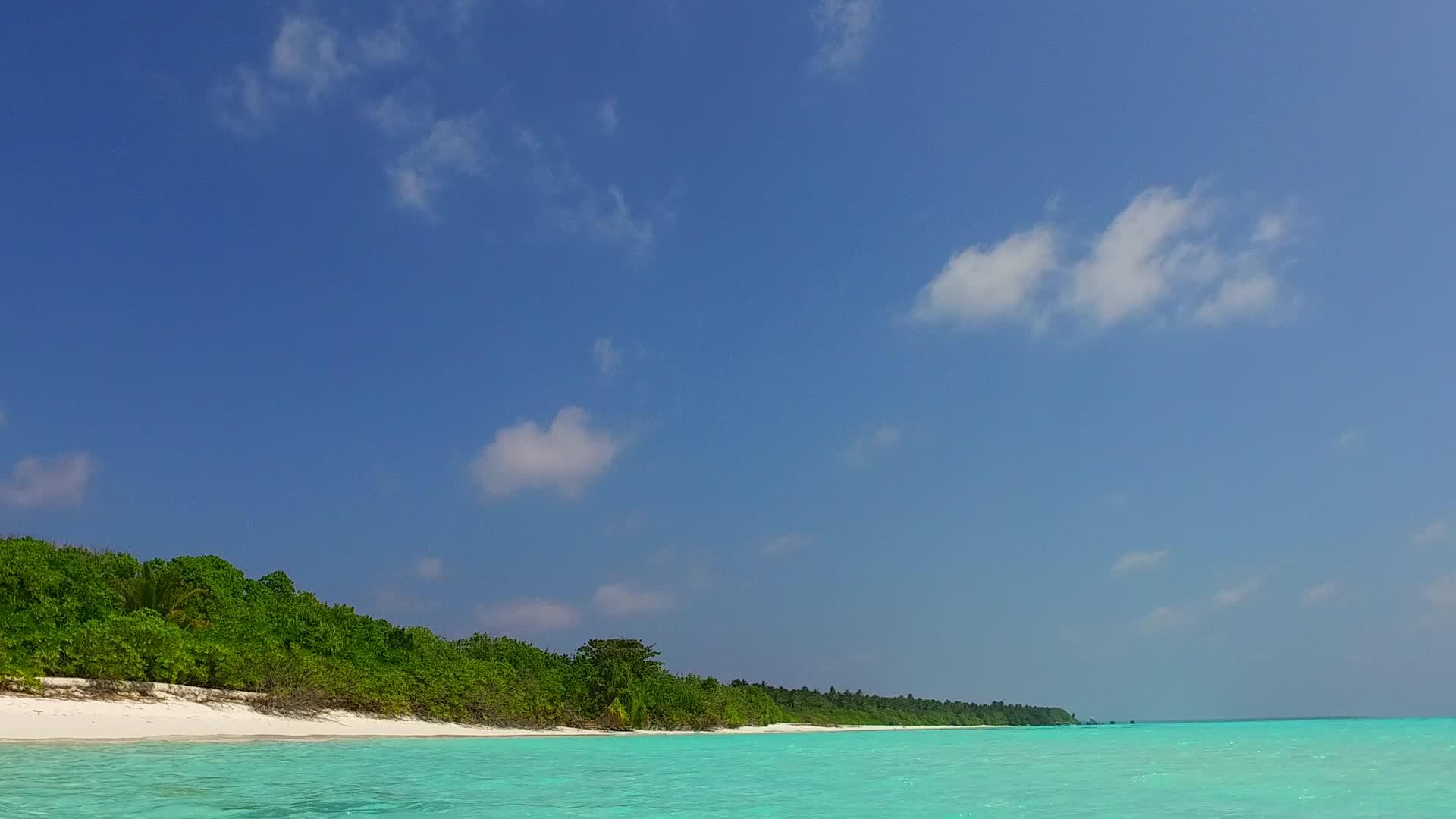 蓝绿水和海滩附近的白沙本背景环礁湖海滩度假视频的预览图