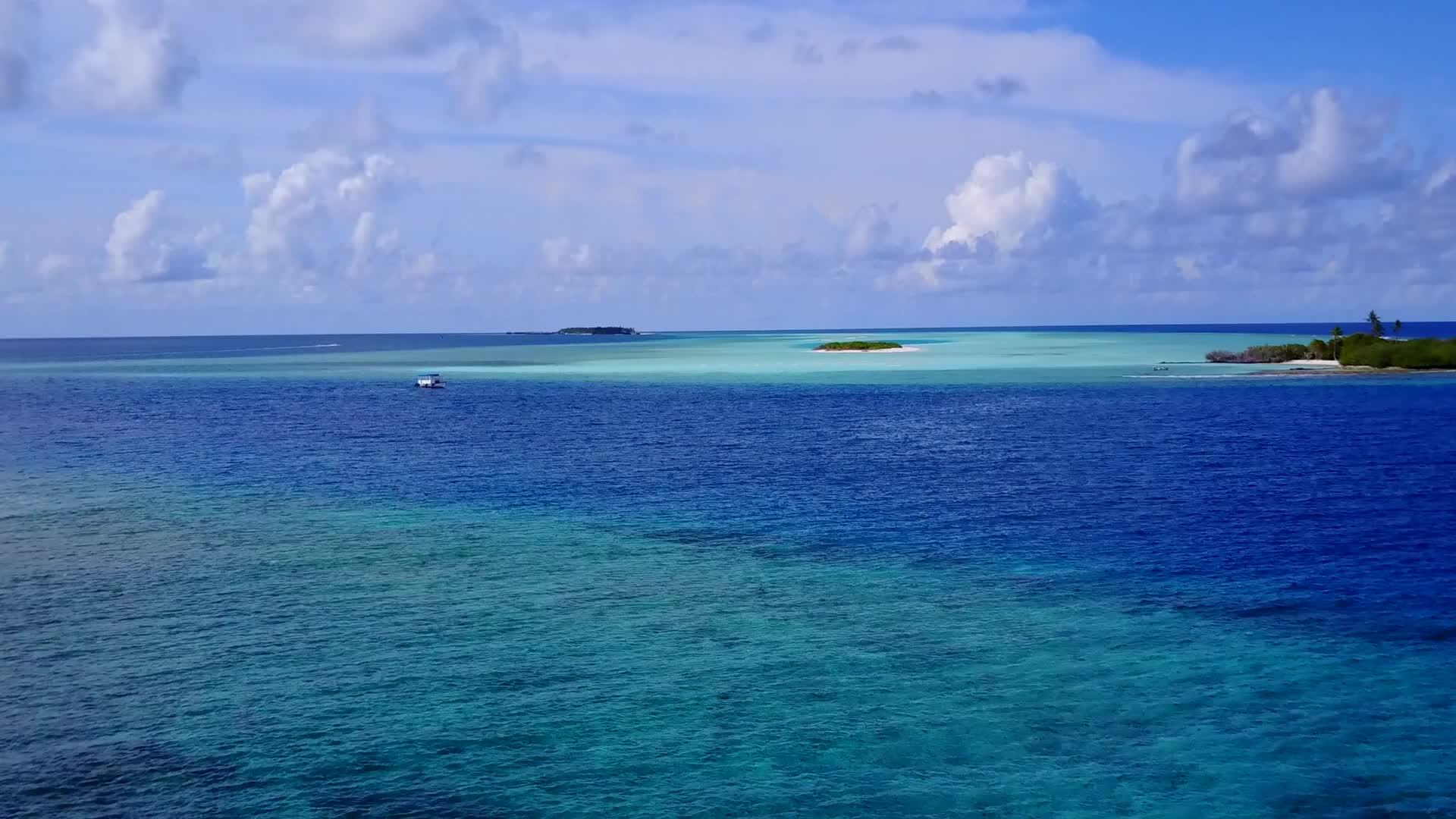 清晨过后蓝绿色的水和白色的沙绿水在海滩上穿过海滩视频的预览图