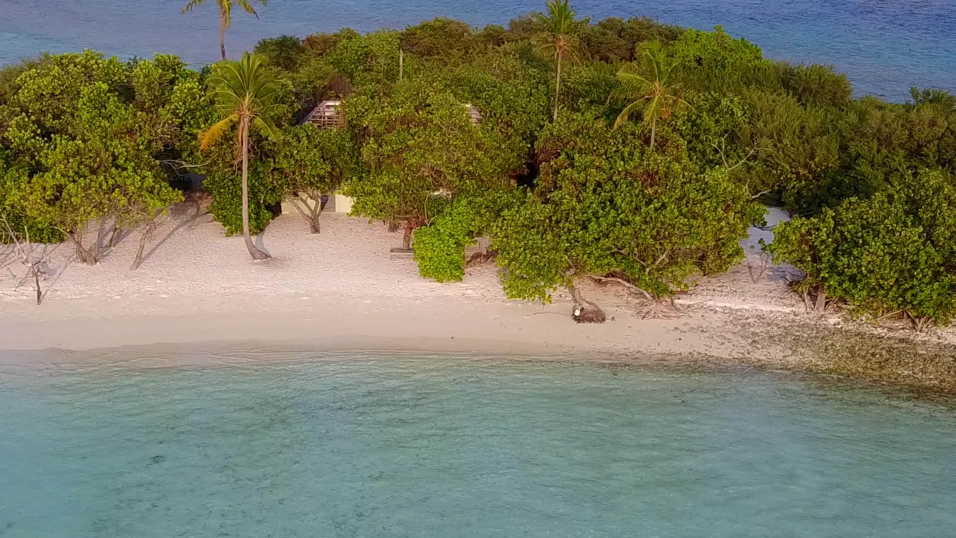 阳光明媚的豪华海滩的天空由蓝色的绿色环礁湖和靠近视频的预览图