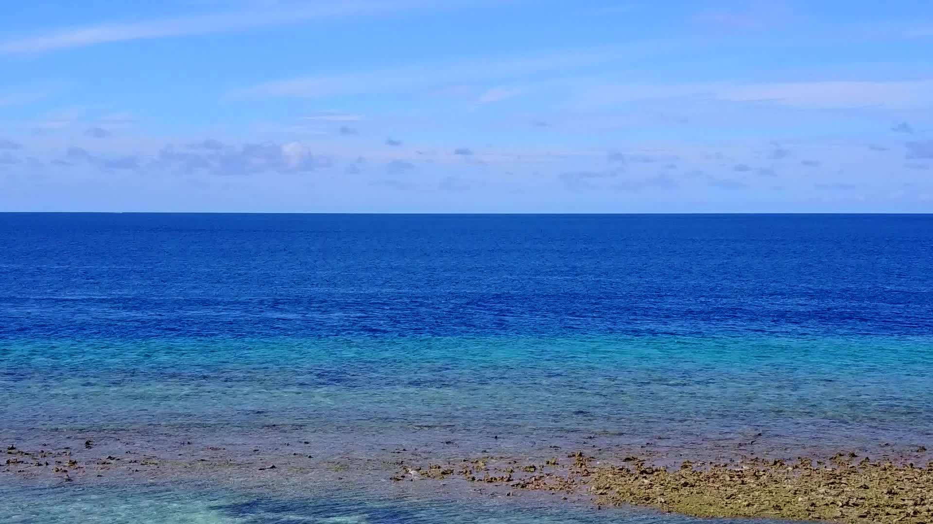 在阳光明媚的宁凉湾海滩上你可以在透明的海洋中旅行视频的预览图