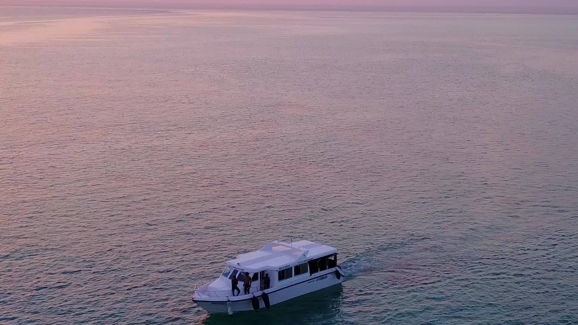 日落前以蓝海和白色沙滩为背景的热带旅游海滩阳光明媚视频的预览图