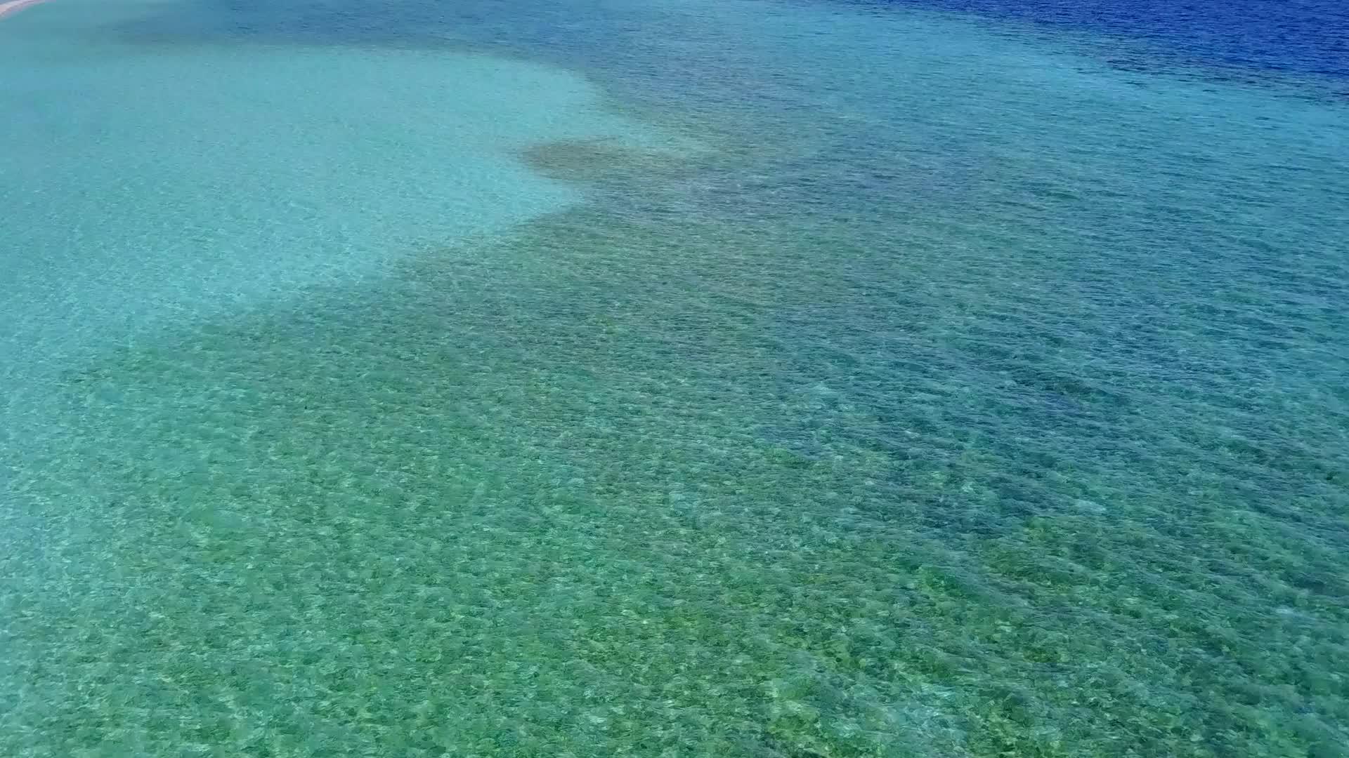 日落前宁静的环礁湖海滩被蓝海和白色沙滩的背景打破视频的预览图