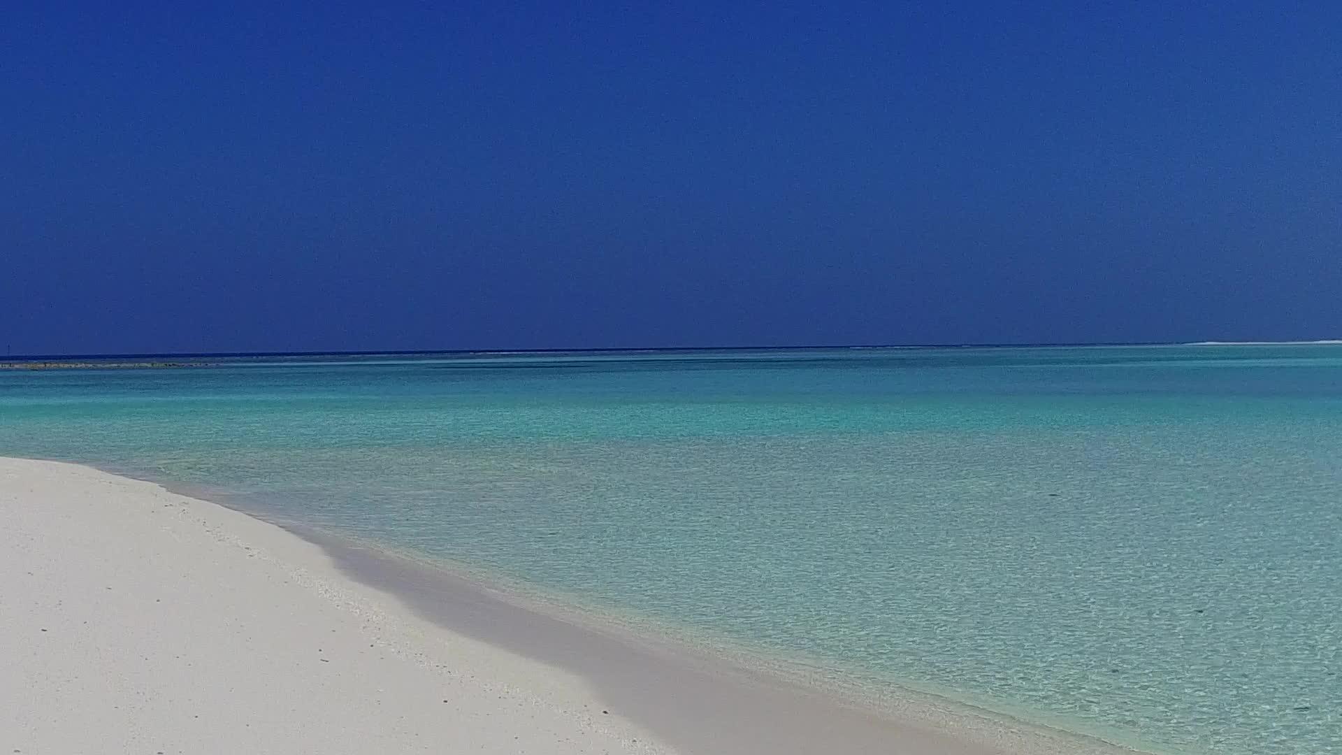 在度假胜地附近的蓝色海洋和白色沙沙背景打破了豪华的海岸海滩视频的预览图