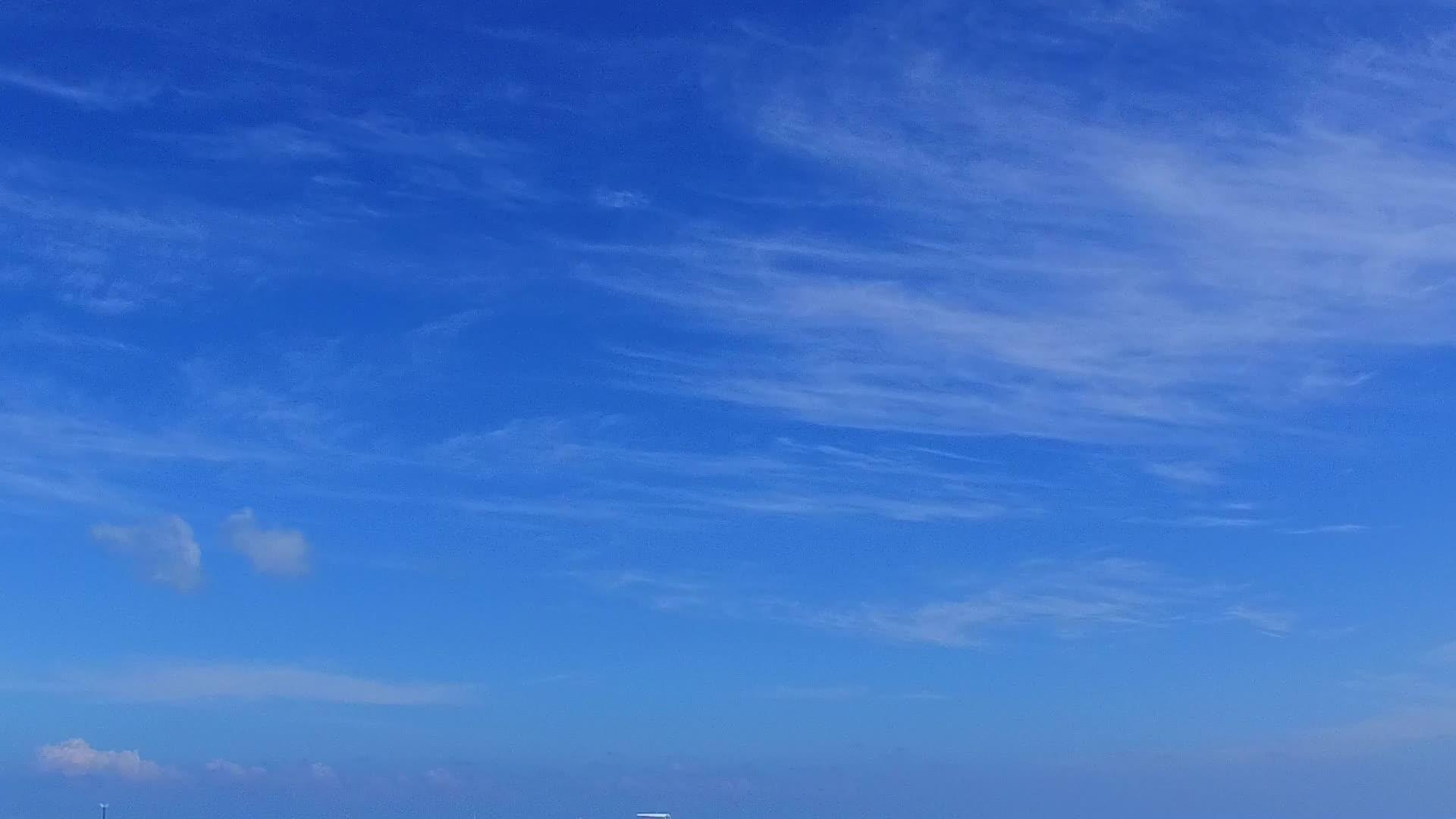 在沙洲附近的蓝海和白沙的背景下复制国外旅游海滩旅游视频的预览图