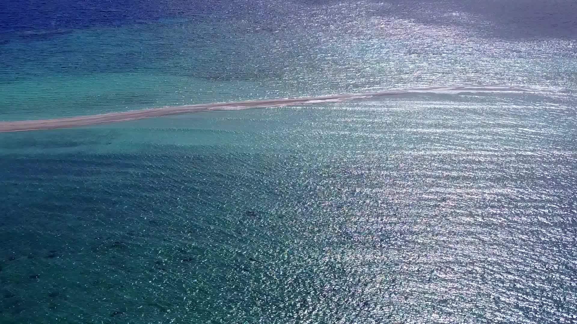阳光明媚的美丽海岸海滩节日由海平面蓝海和日落前组成视频的预览图