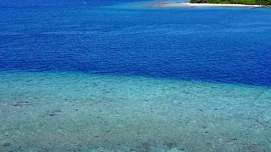 天堂海岸海滩海滩由松绿环礁湖和浅沙冲浪背景组成视频的预览图
