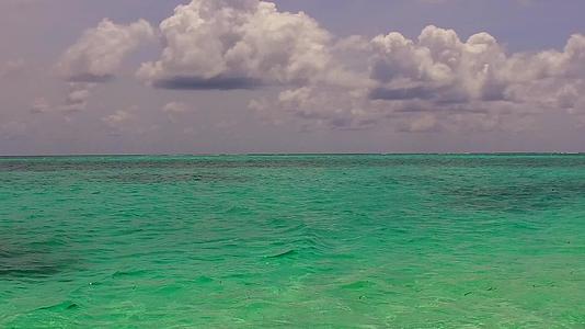 在阳光明媚的环礁湖海滩日落之前蓝绿色的水和干净的沙土背景视频的预览图