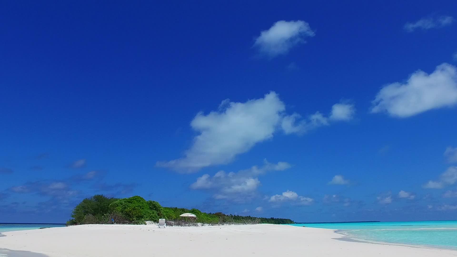 海洋海岸线海滩的夏季天空被海洋和沙洲附近的水蓝色海洋所覆盖视频的预览图