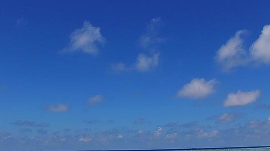 蓝绿海白沙背景复制了阳光下轻松海滩之旅的空间景观视频的预览图