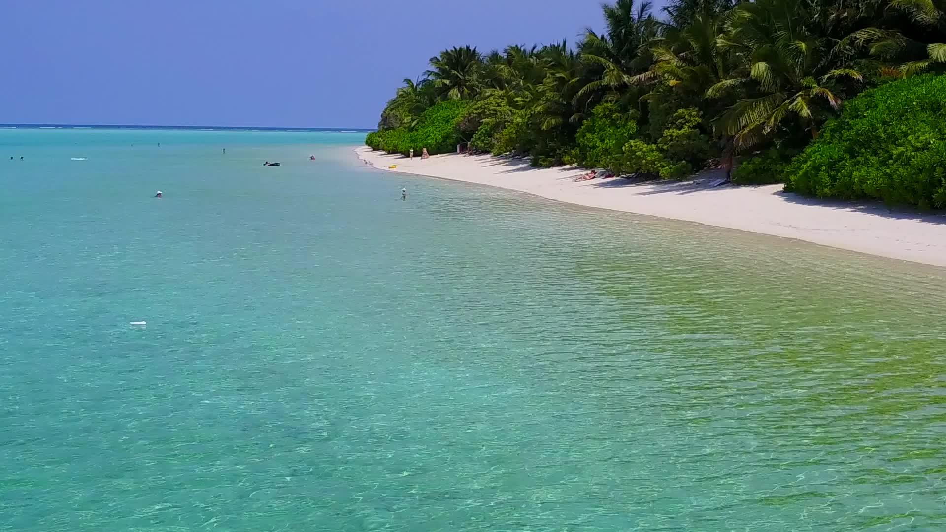 阳光明媚、宁静的海岸海滩全景伴随着蓝海沙巴附近有白色视频的预览图