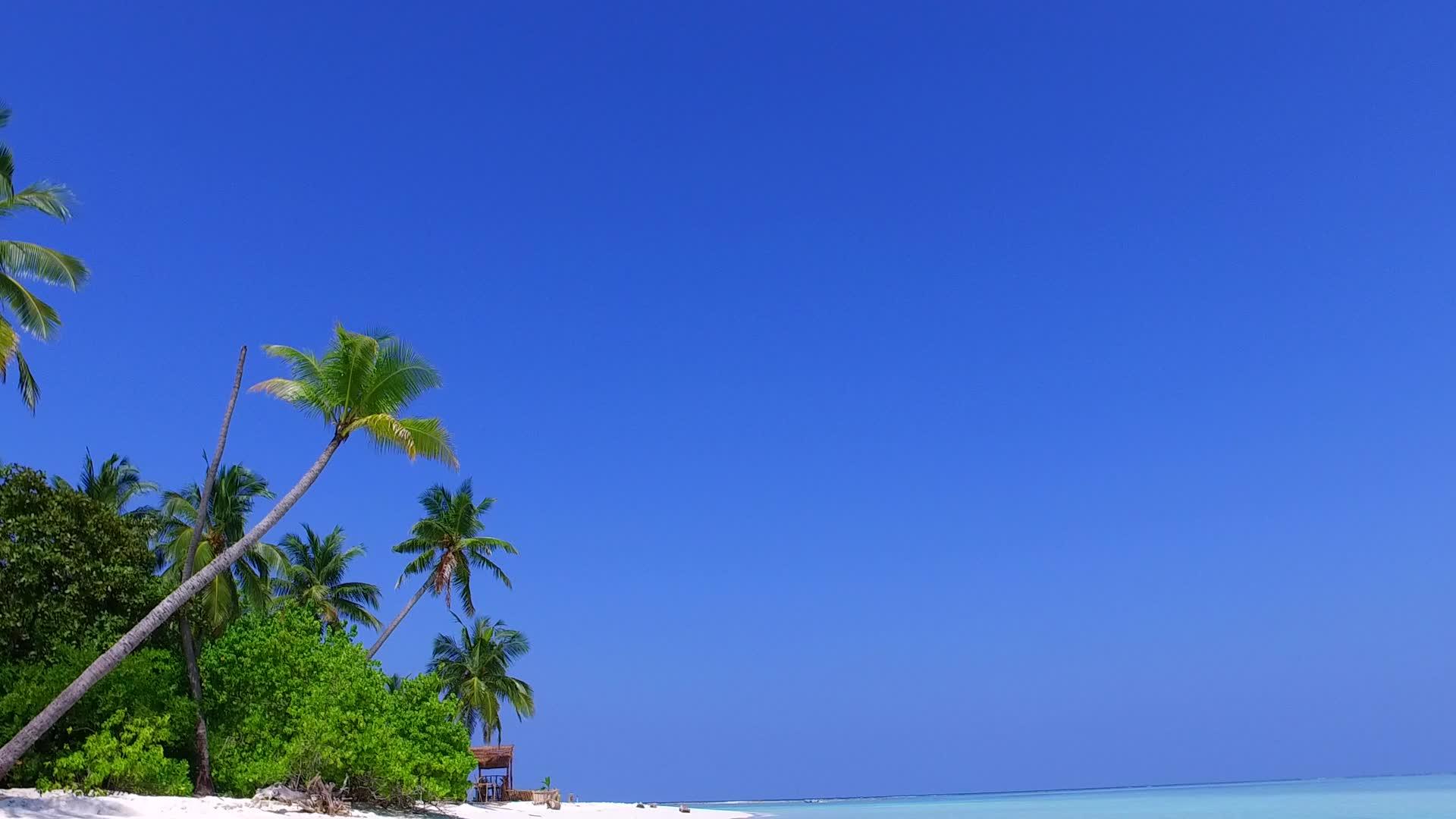 热带海滩旅游浪漫浪漫风景清澈的大海和白沙附近的冲浪视频的预览图