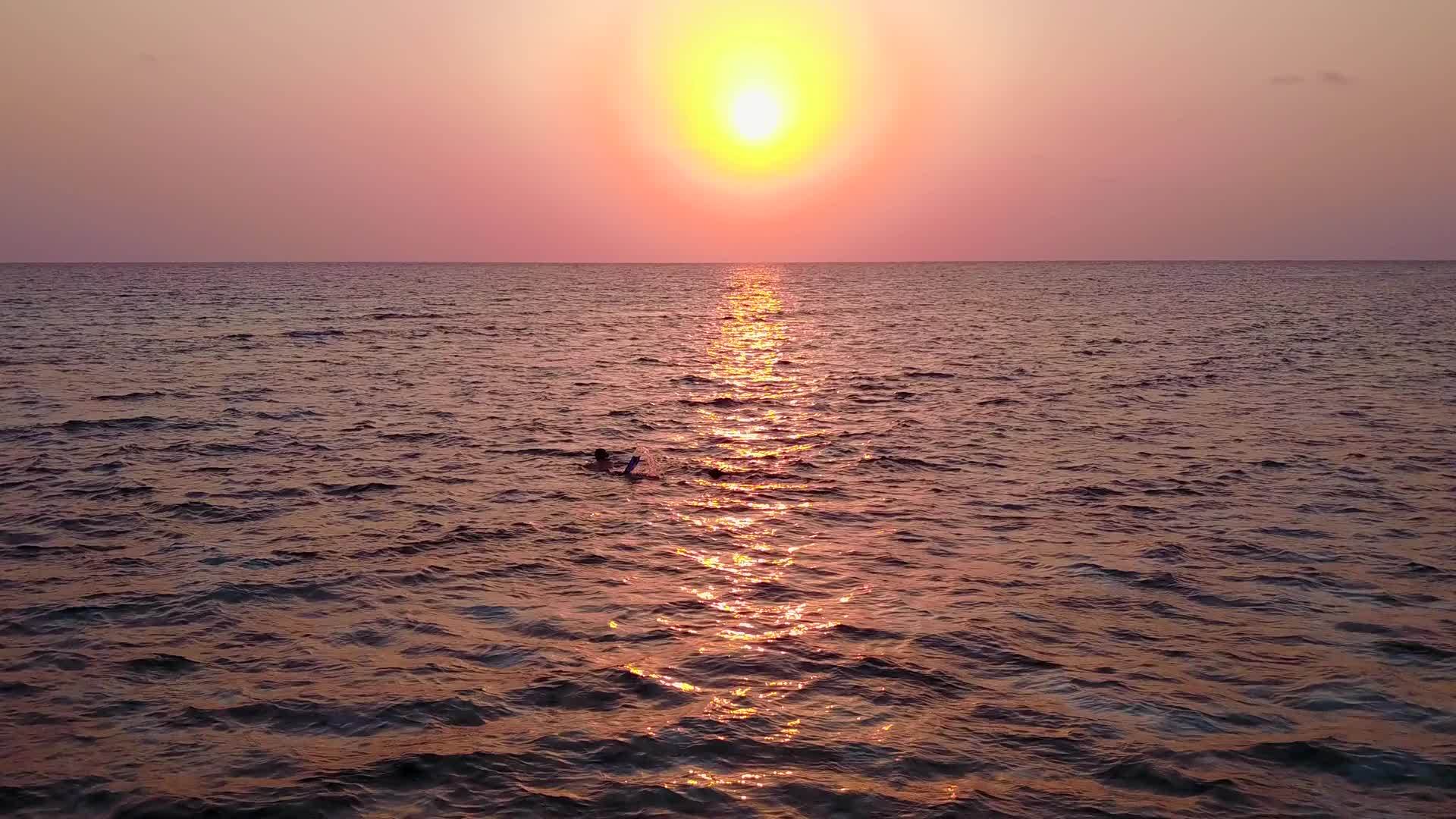 沙洲附近的白沙背景蓝色泻湖宁静度假海滩度假的广角性质视频的预览图