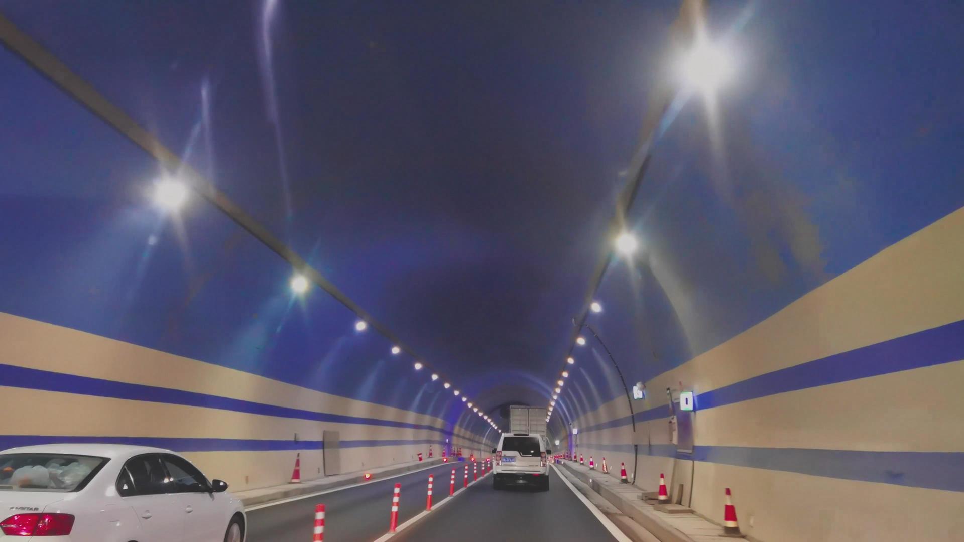 第一视角驾车行驶在过山隧道中视频的预览图