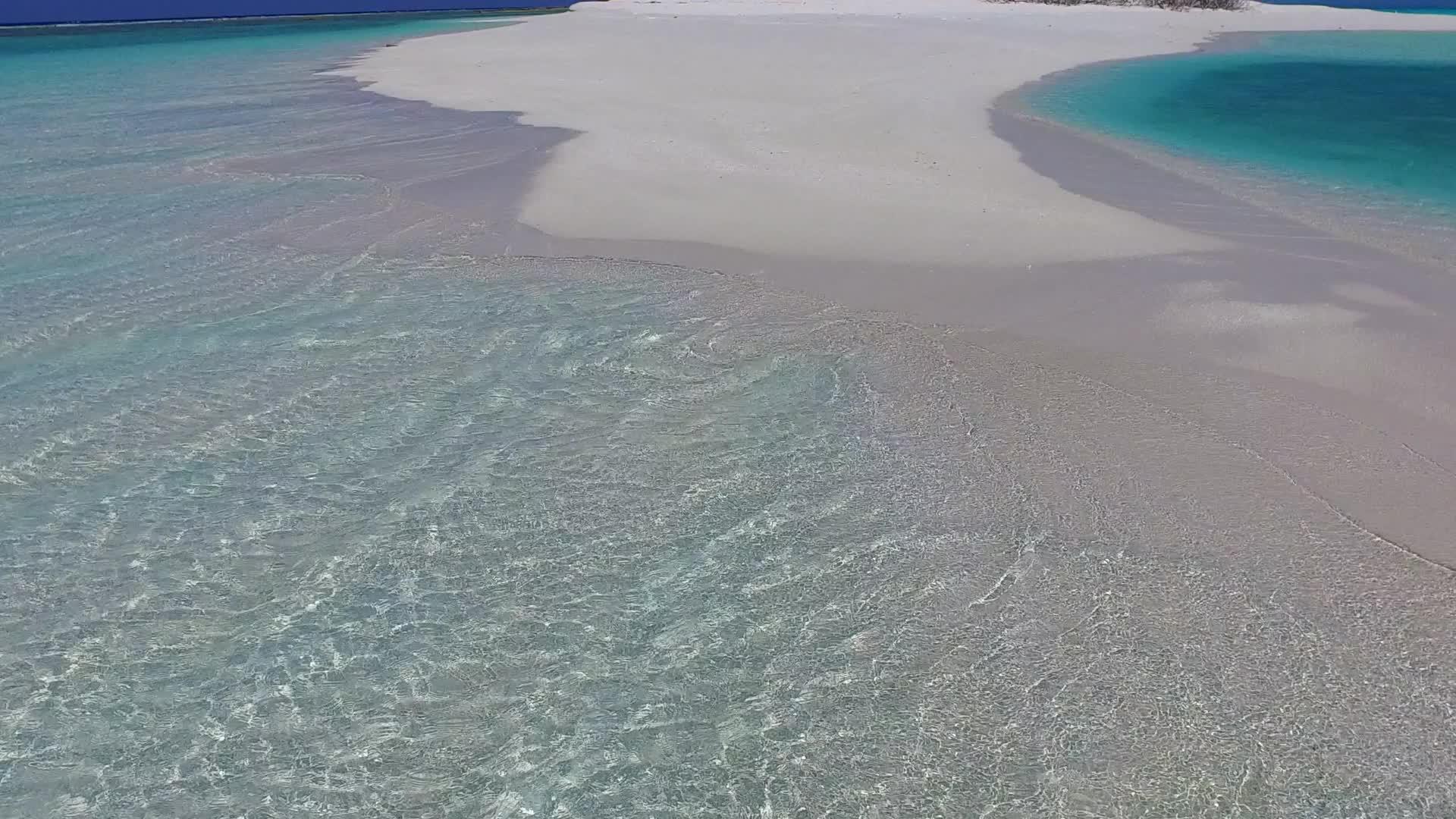 利用沙巴附近清晰的环礁湖有白色的沙滩背景完美复制海景视频的预览图