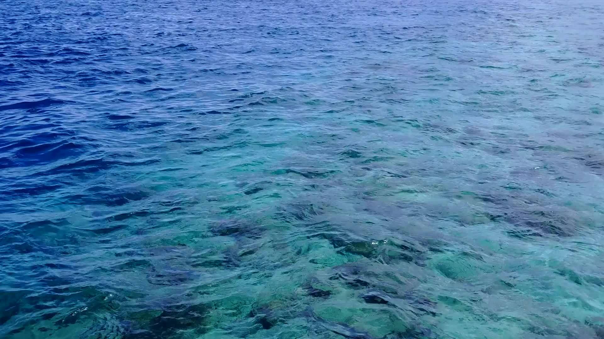宁静度假胜地海滩以蓝海和沙巴附近的浅沙背景为例视频的预览图