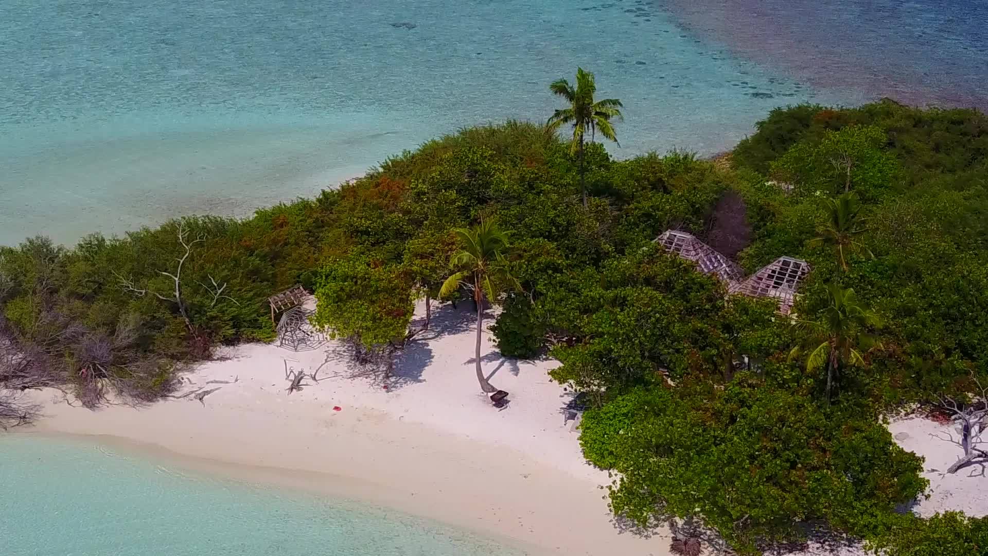 蓝色泻湖靠近珊瑚礁的白色沙滩阳光明媚的海岸海滩视频的预览图