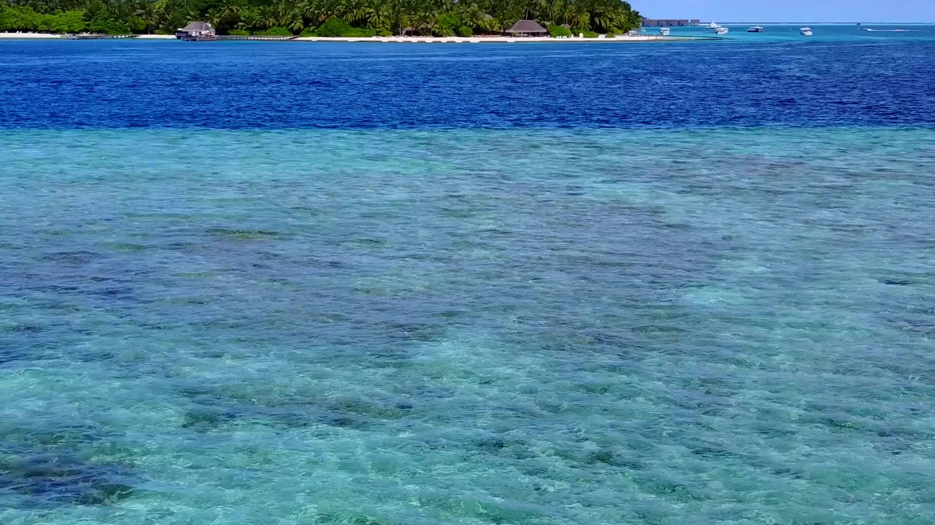 蓝色环礁在蓝色环礁海滩附近有一个白色的沙子背景视频的预览图