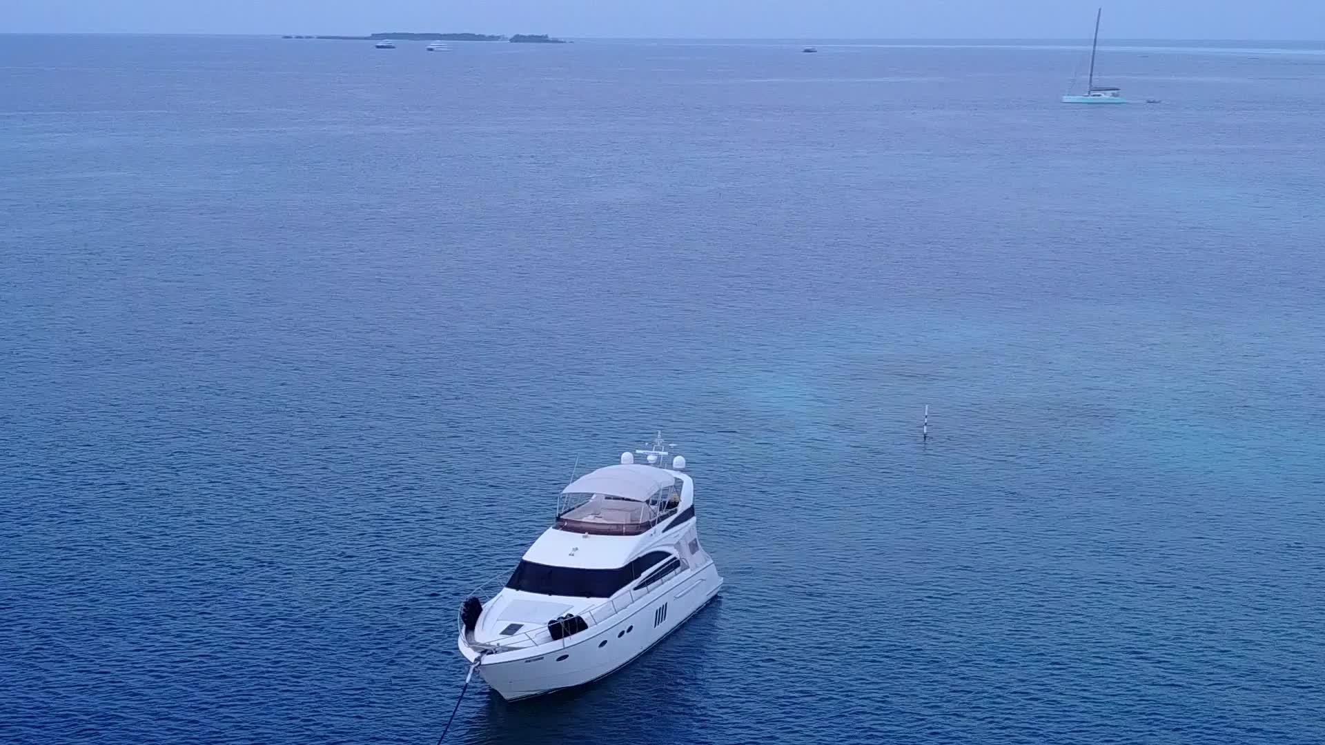 阳光明媚、美丽的环礁湖海滩风景从浅海航行近距离冲浪白色视频的预览图
