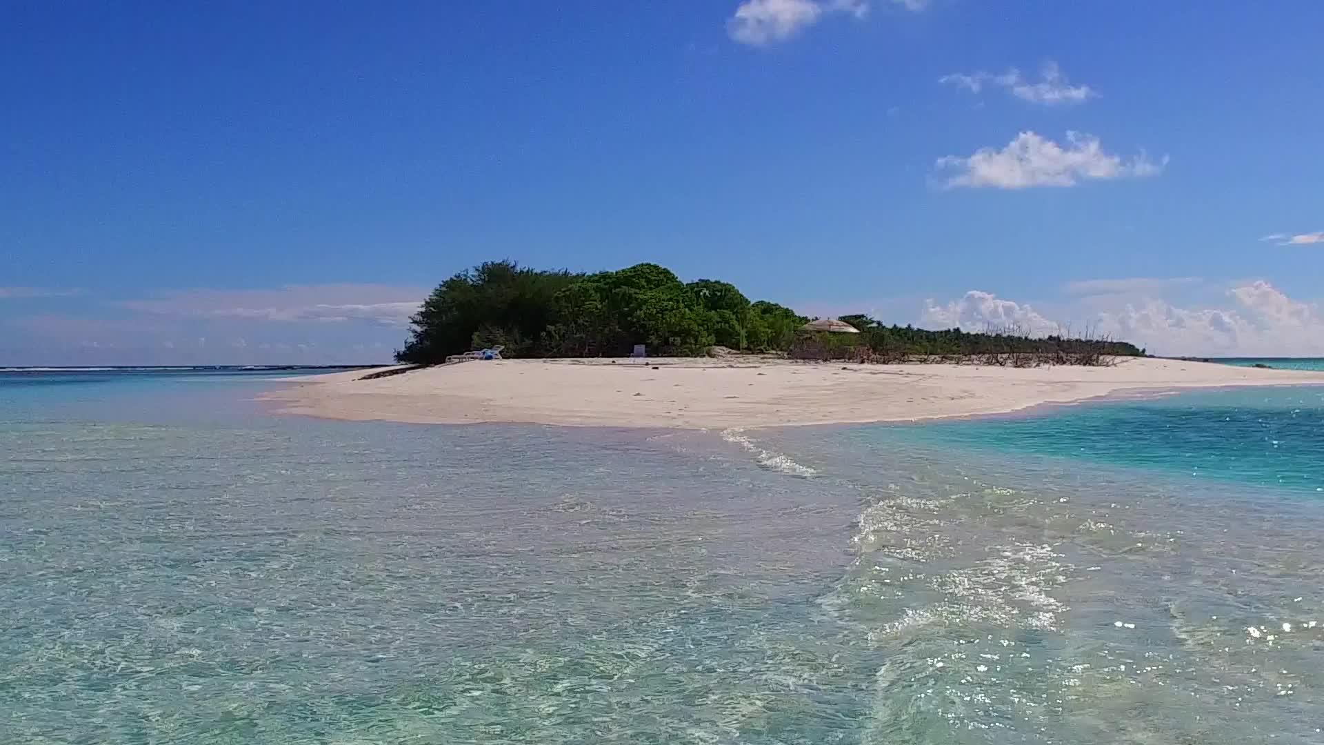 浅水和田园诗般的海景海滩生活方式靠近波浪的白沙背景视频的预览图