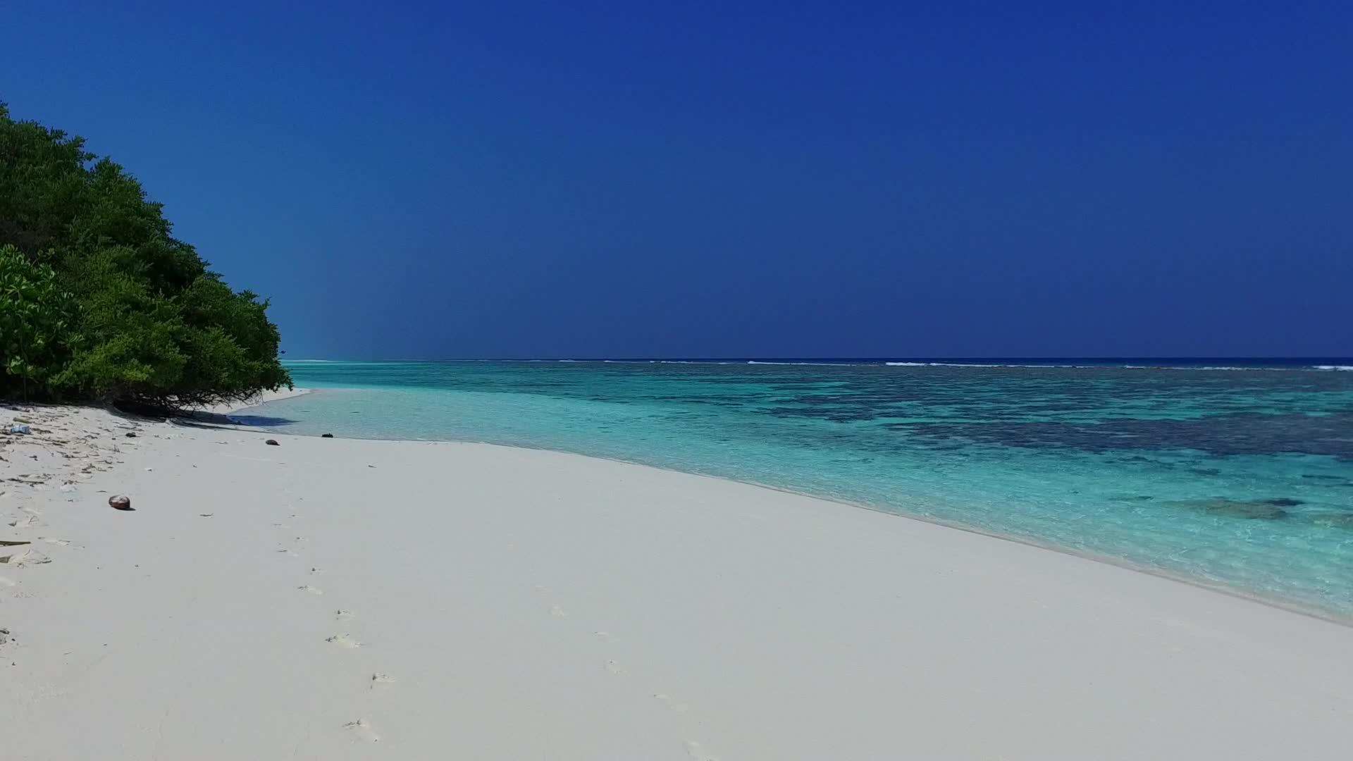 清澈的海洋和沙洲附近的白色海洋视频的预览图