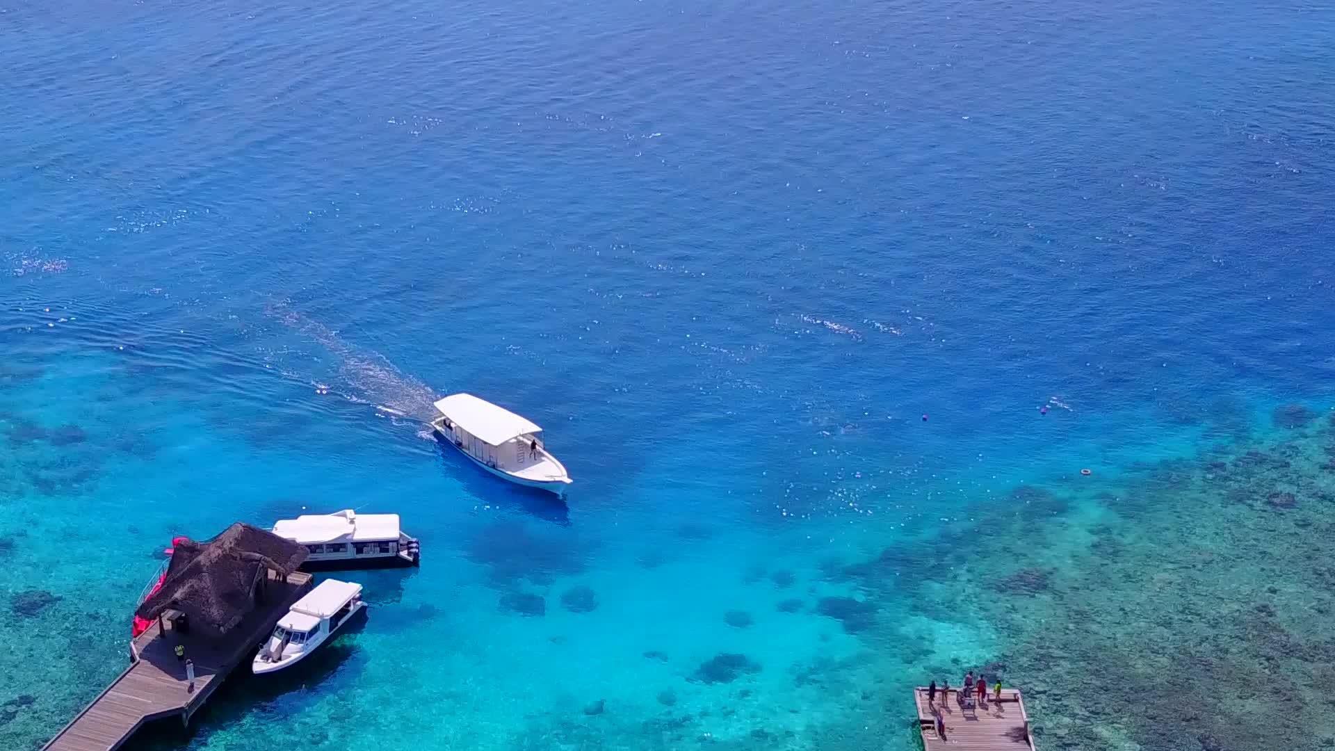 在蓝色海平面上放松度假胜地沙巴附近有一个白色的海滩背景视频的预览图