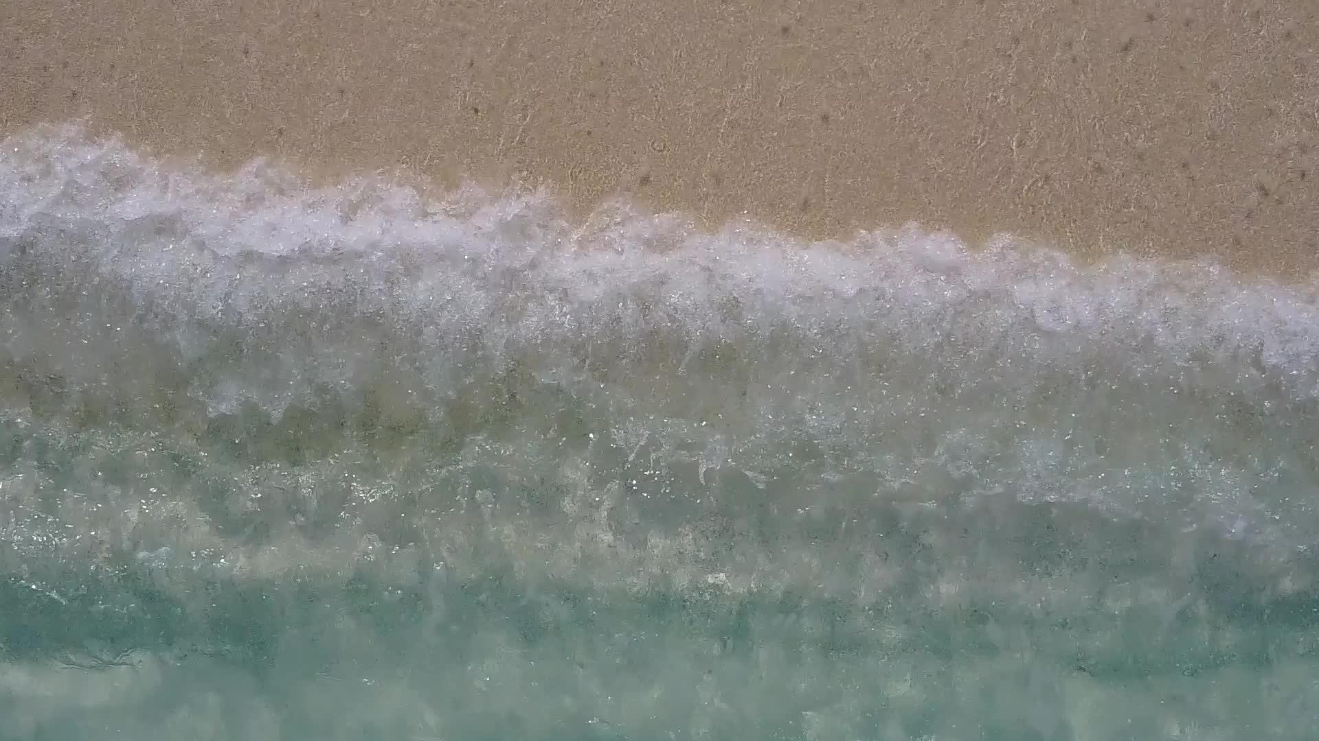 天堂岛海滩宽角背景为蓝水和棕榈岛附近的白沙视频的预览图