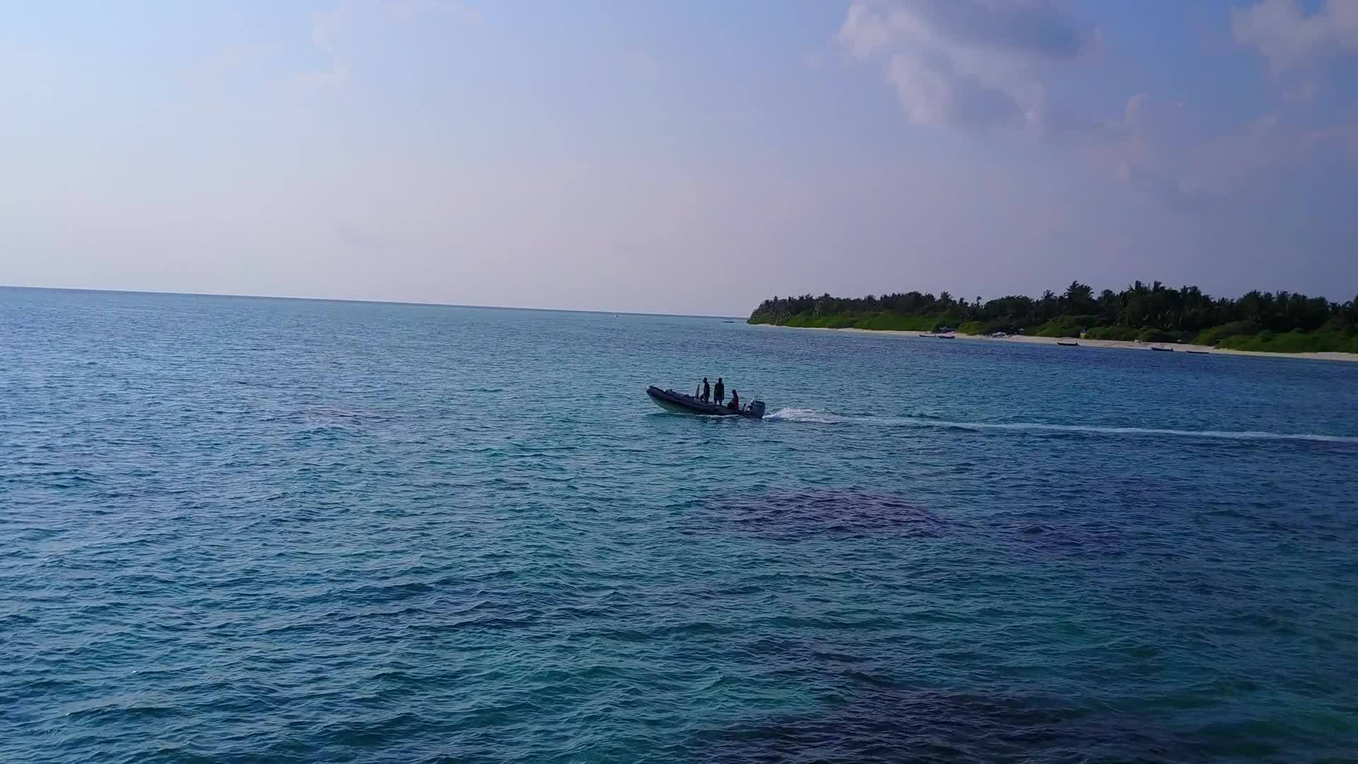 阳光明媚的海滨海滩休闲之旅在度假胜地附近的水蓝色全景视频的预览图