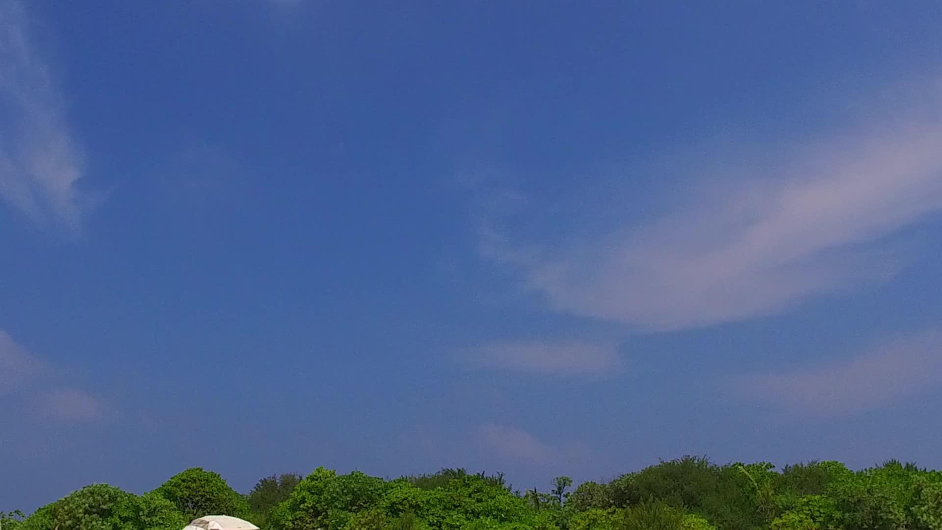 夏夏伊德利克湾的背景是蓝色的海洋和接近冲浪的白色海滩视频的预览图