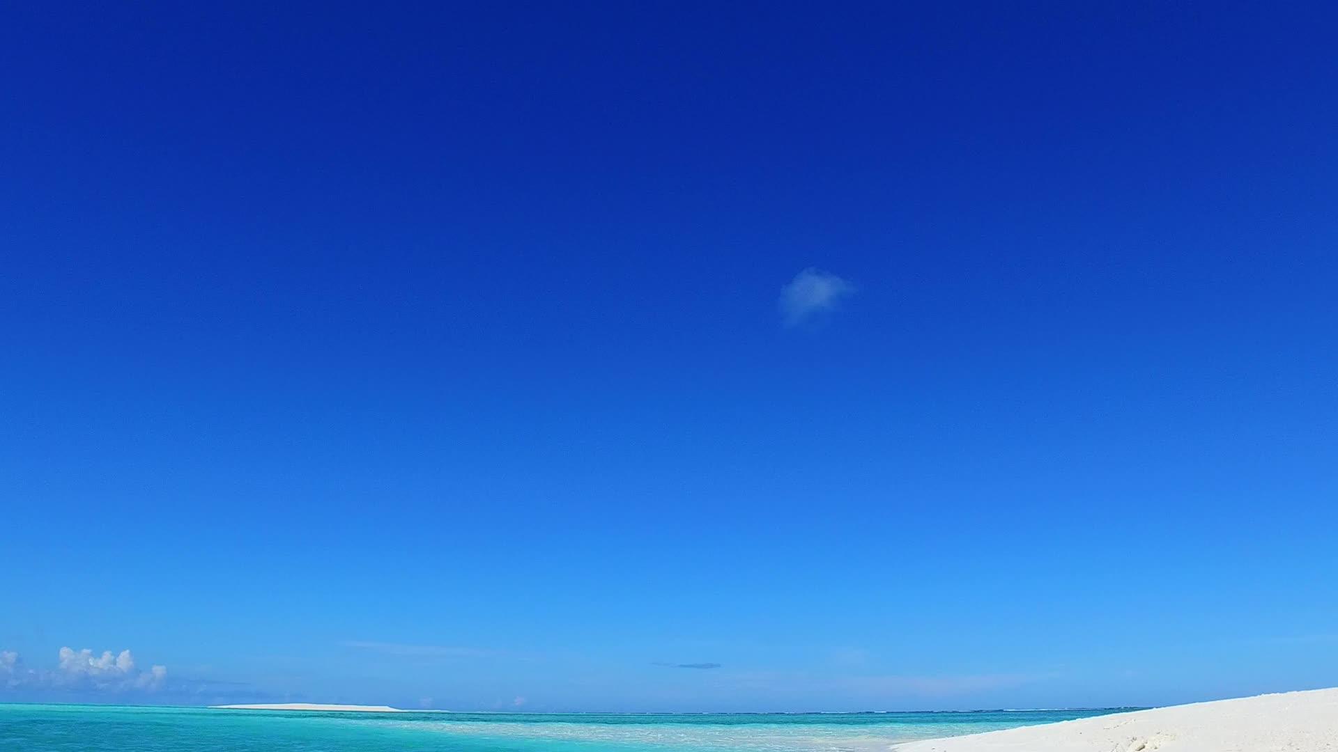 日出后蓝色海平面以白色沙子为背景在海上航行视频的预览图