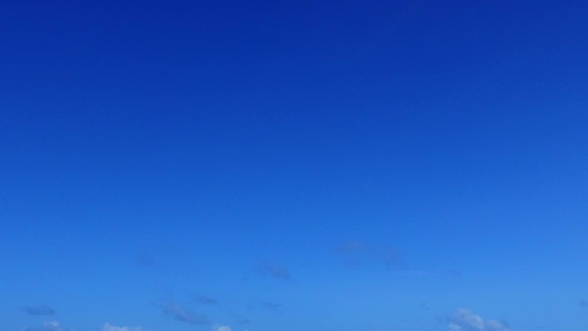 天堂泻湖海滩在环礁附近经过清海和白沙底白沙滩视频的预览图
