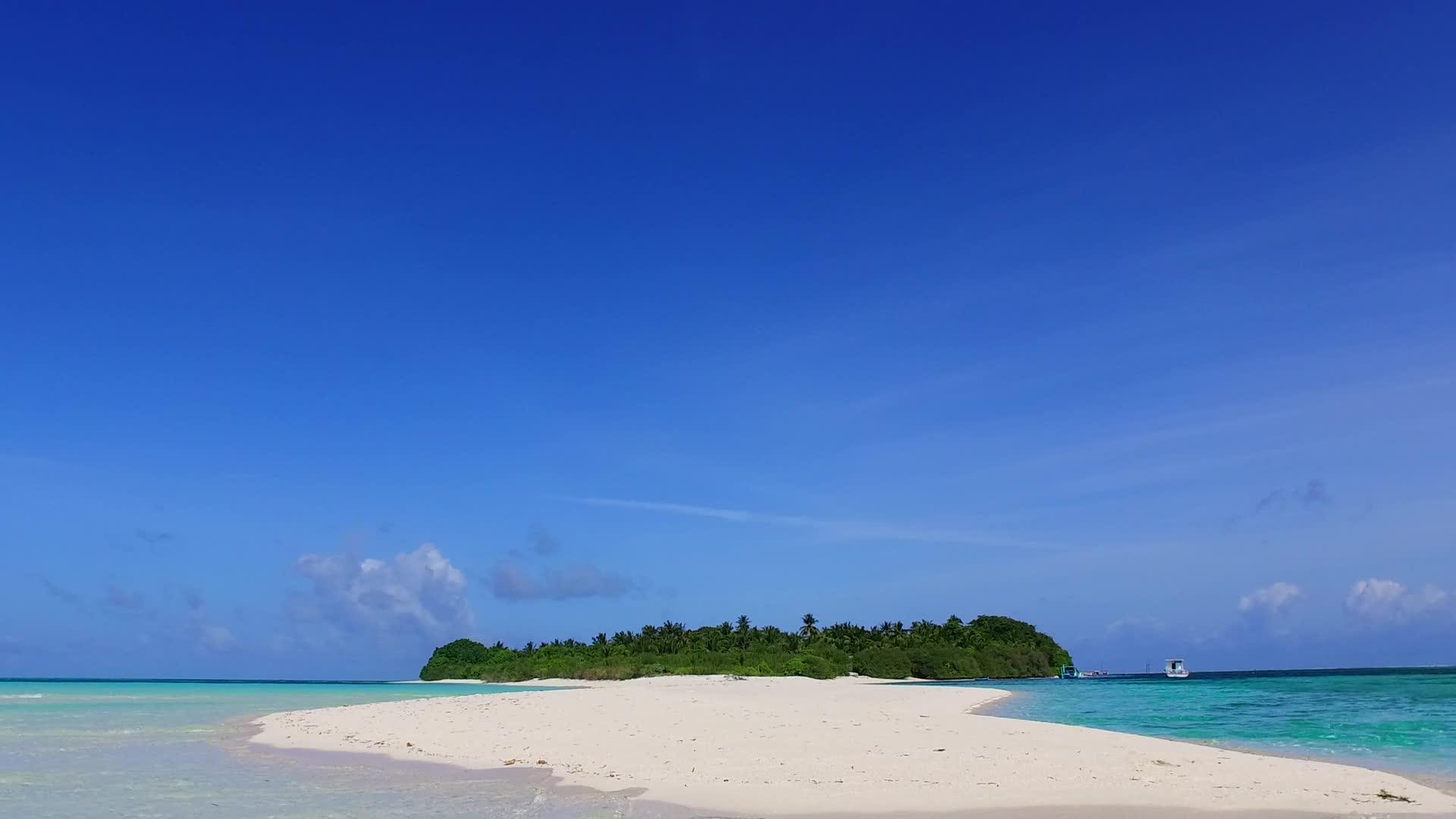 阳光明媚的天堂抽象旅游海滩之旅从浅海和白沙在阳光下视频的预览图